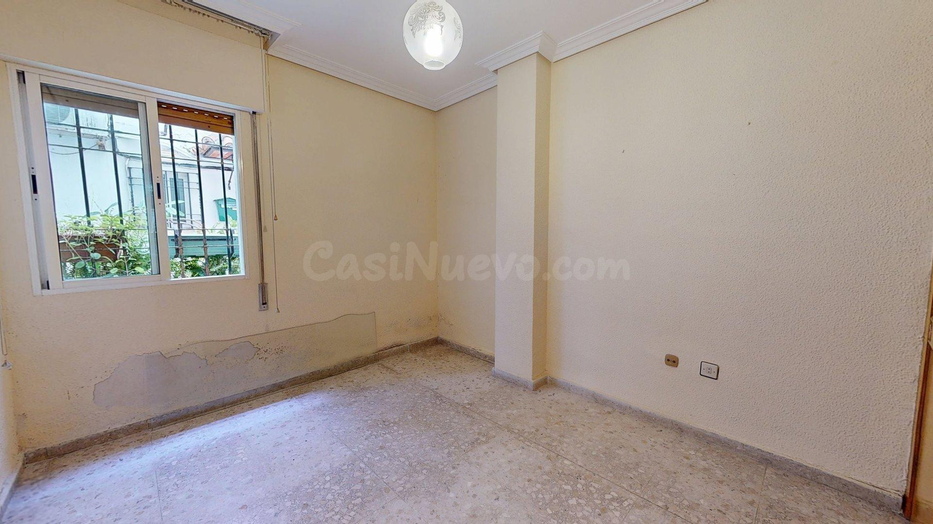 Piso con 3 dormitorios, 1 baño y amplio patio en la zona de la Judería!!! - foto 2