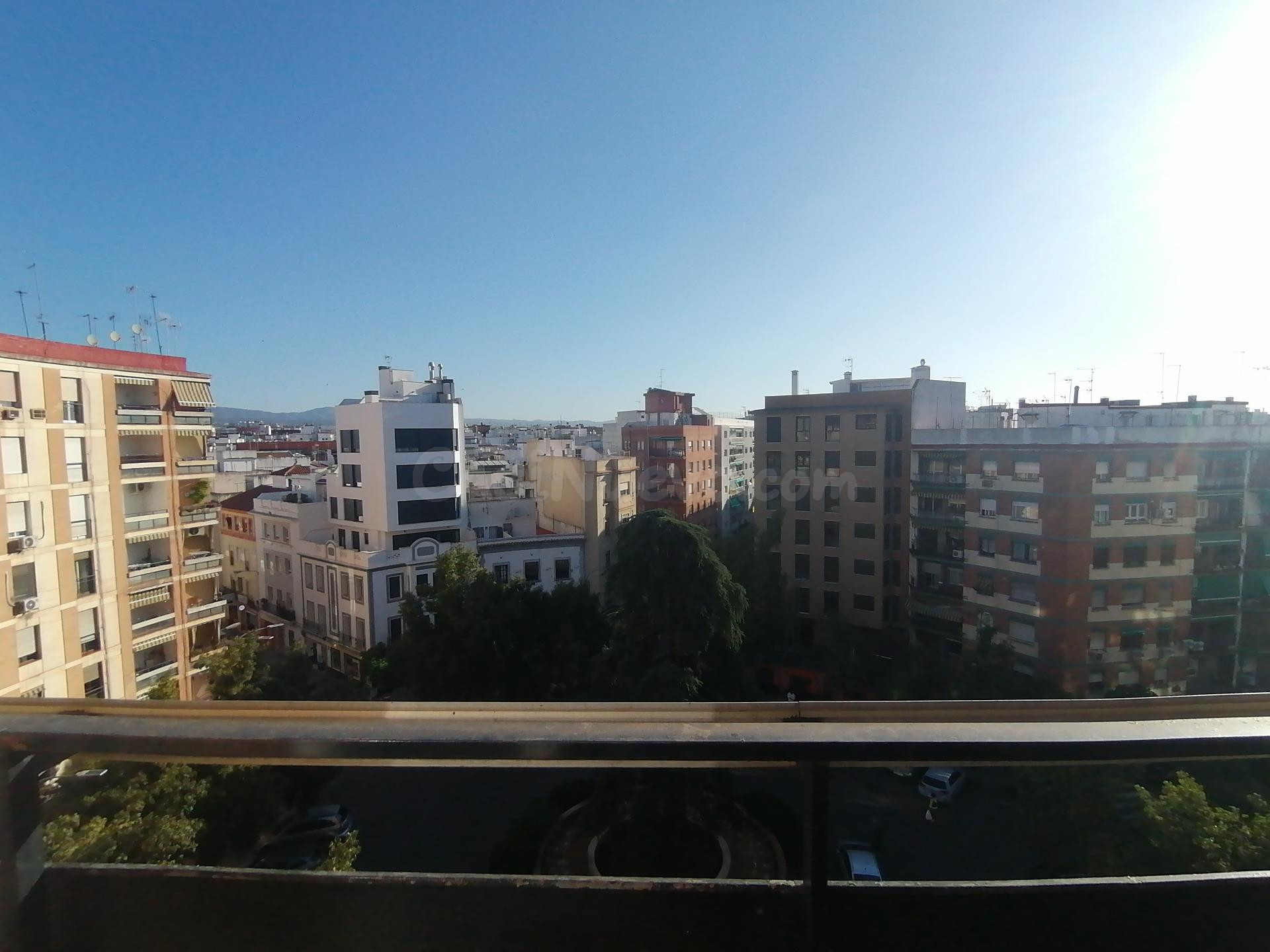 IMPRESIONANTE VIVIENDA EXTERIOR EN PLENA PLAZA DE COSTASOL