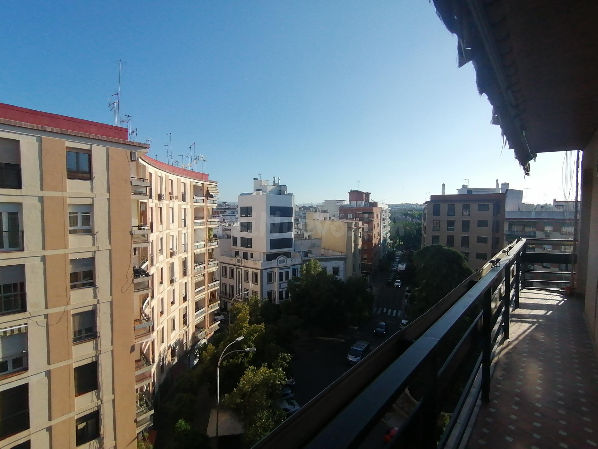 IMPRESIONANTE VIVIENDA EXTERIOR EN PLENA PLAZA DE COSTASOL - foto 2