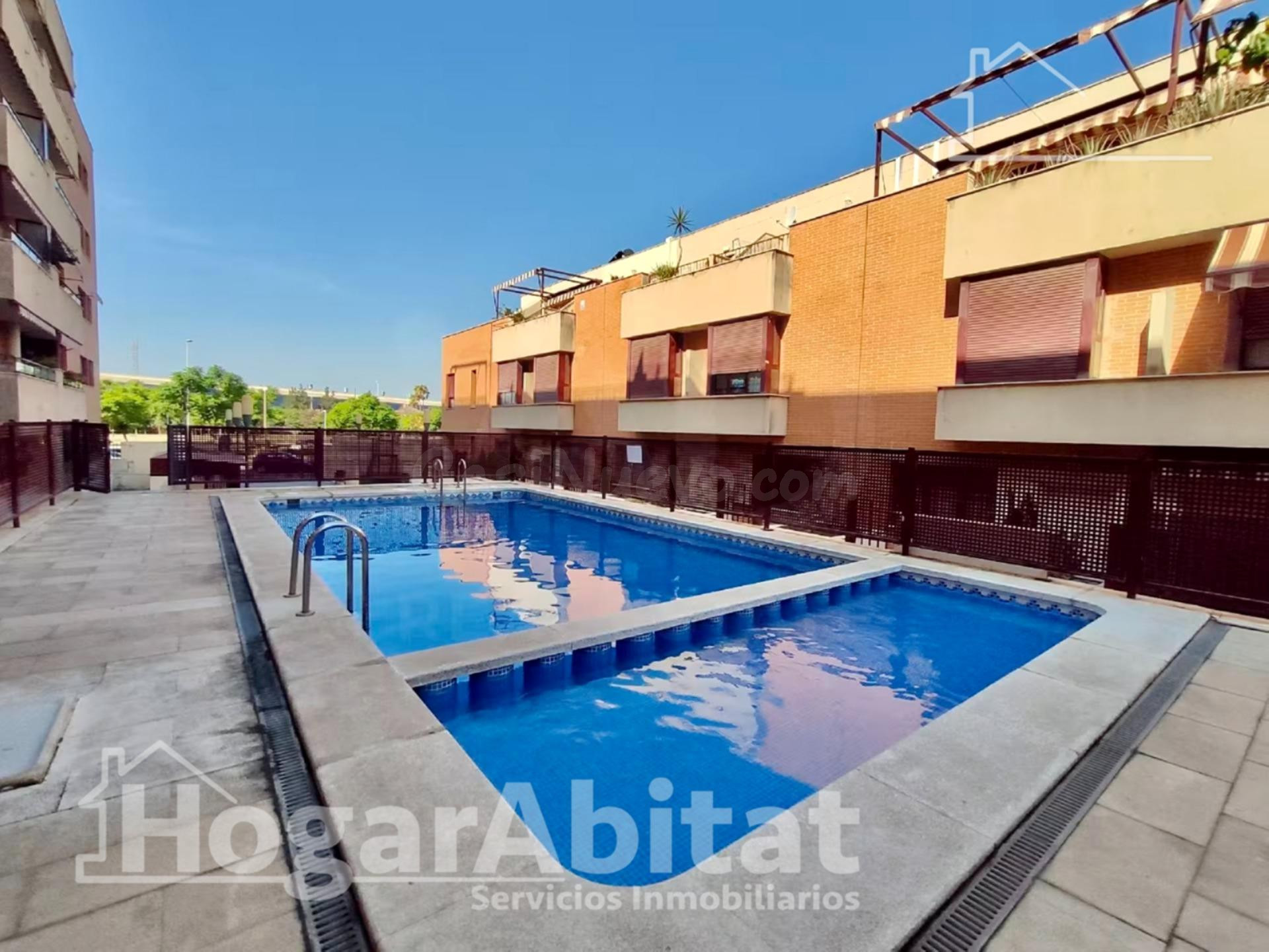 PRECIOSO ADOSADO EN RESIDENCIAL CON PISCINA, GARAJE Y DOS TERRAZAS