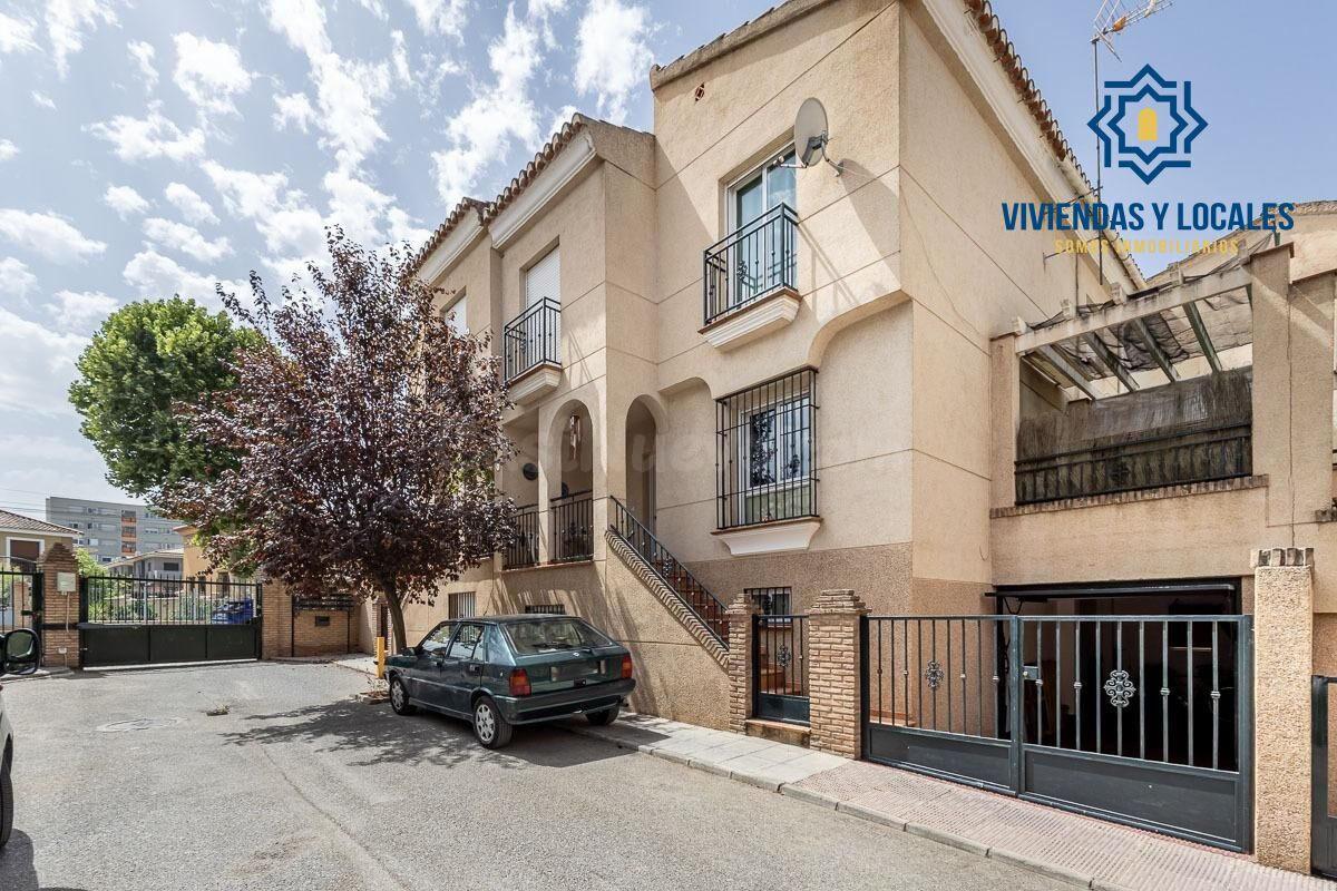 AMPLIA CASA DE 5 DORMITORIOS EN ALHENDÍN, GRANADA