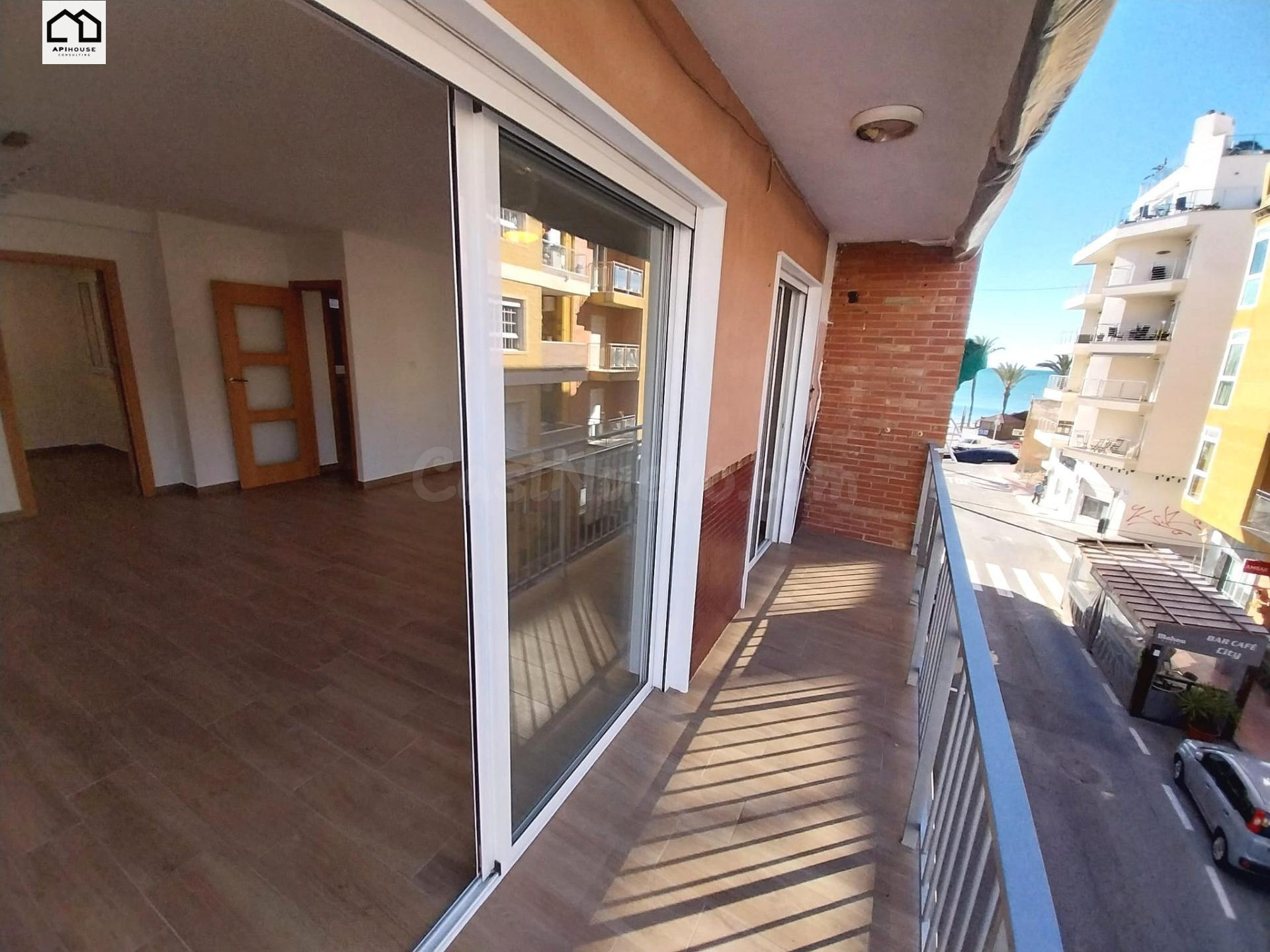 APIHOUSE VENDE ESPECTACULAR PISO REFORMADO EN TORREVIEJA. PR - foto 3