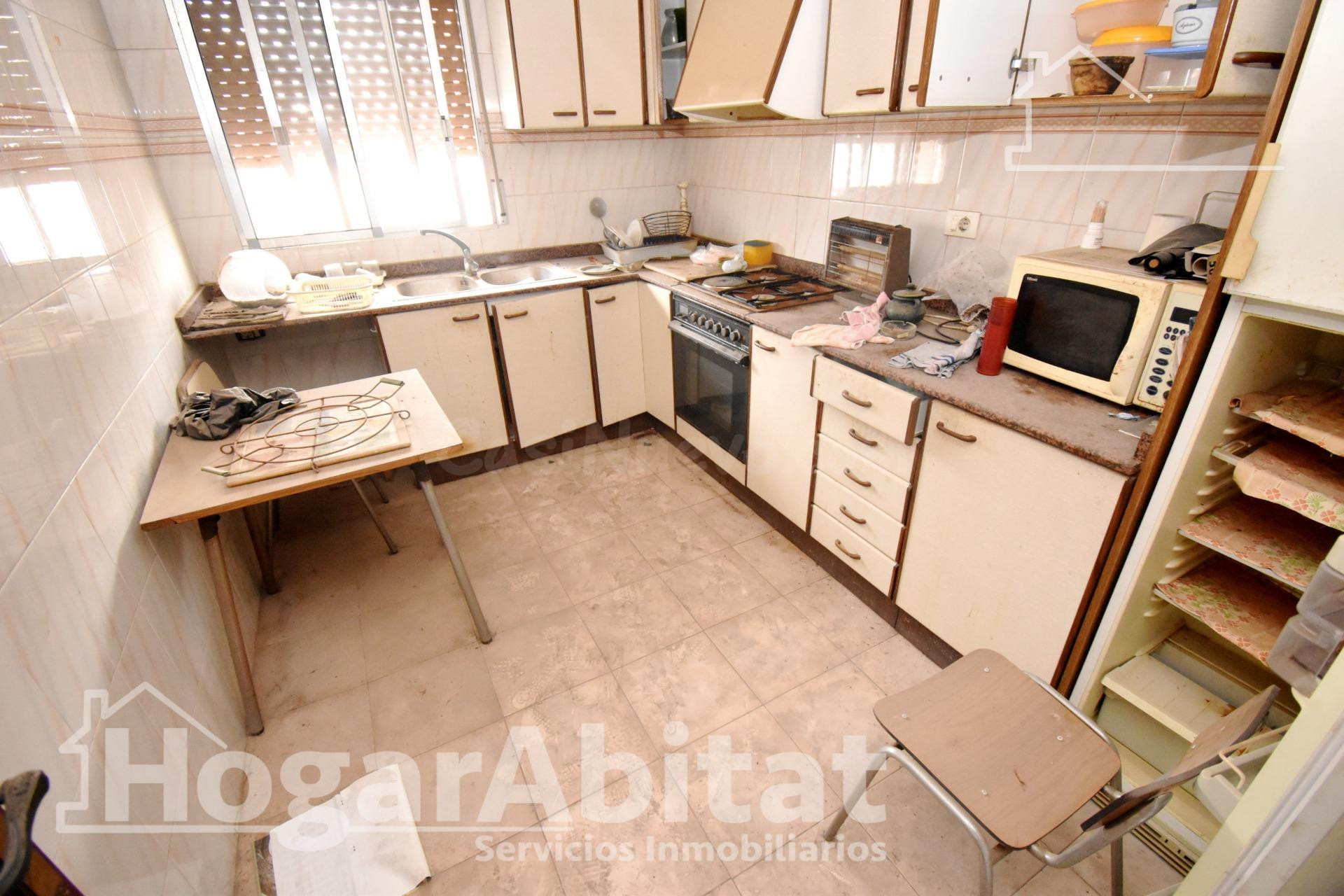 ESPACIOSA CASA CON LOCAL COMERCIAL, DOS TERRAZAS Y BALCÓN