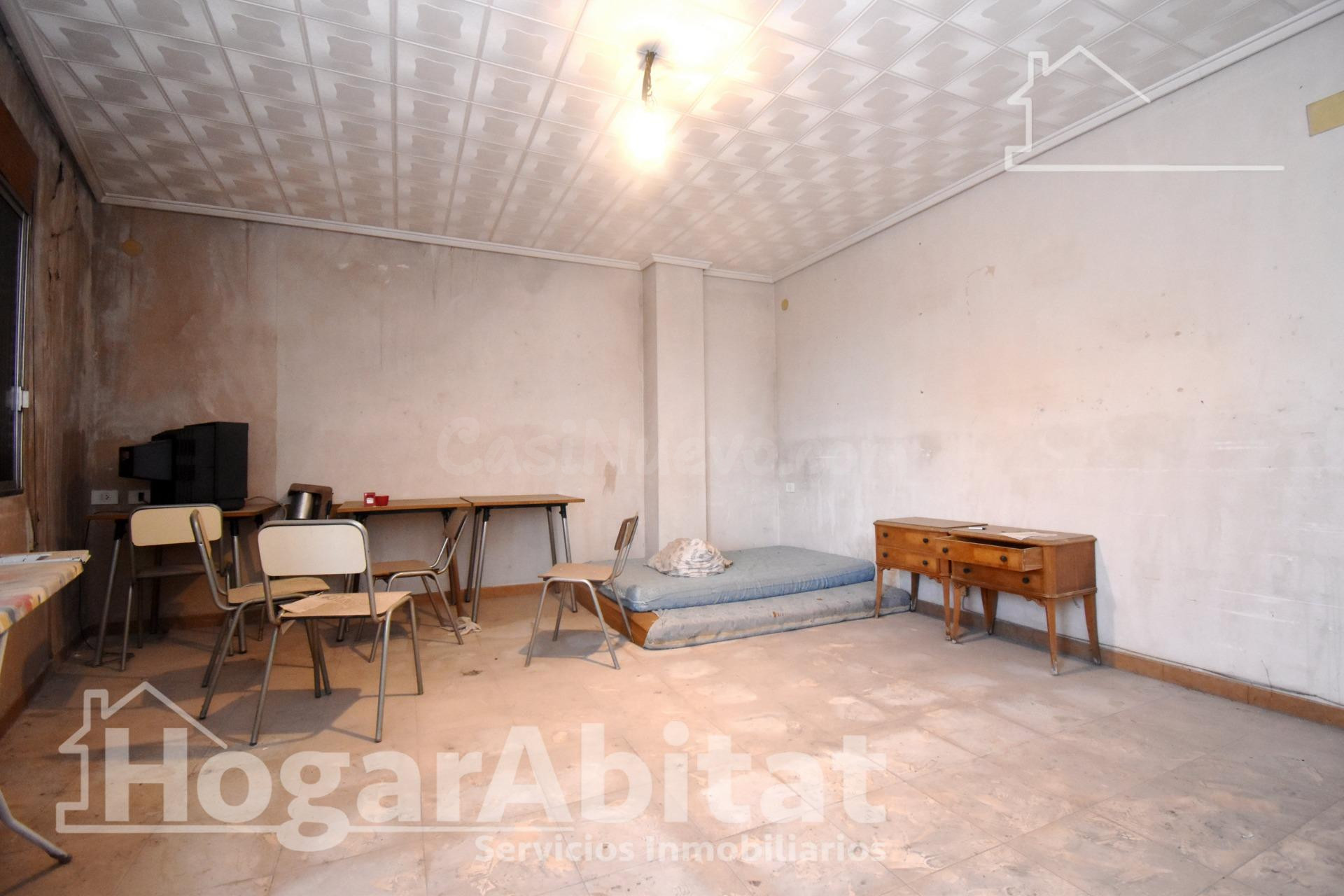 ESPACIOSA CASA CON LOCAL COMERCIAL, DOS TERRAZAS Y BALCÓN - foto 4
