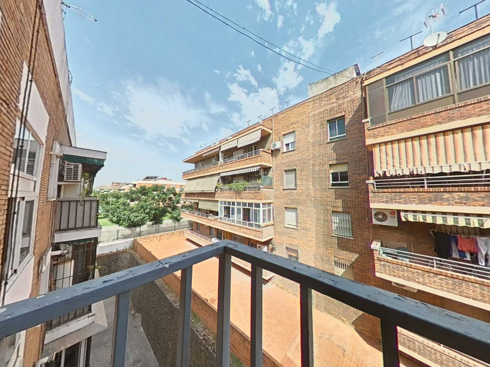 Piso con 3 dormitorios, 1 baño, ascensor, cochera y trastero en la zona de Santa Rosa!!! - foto 2