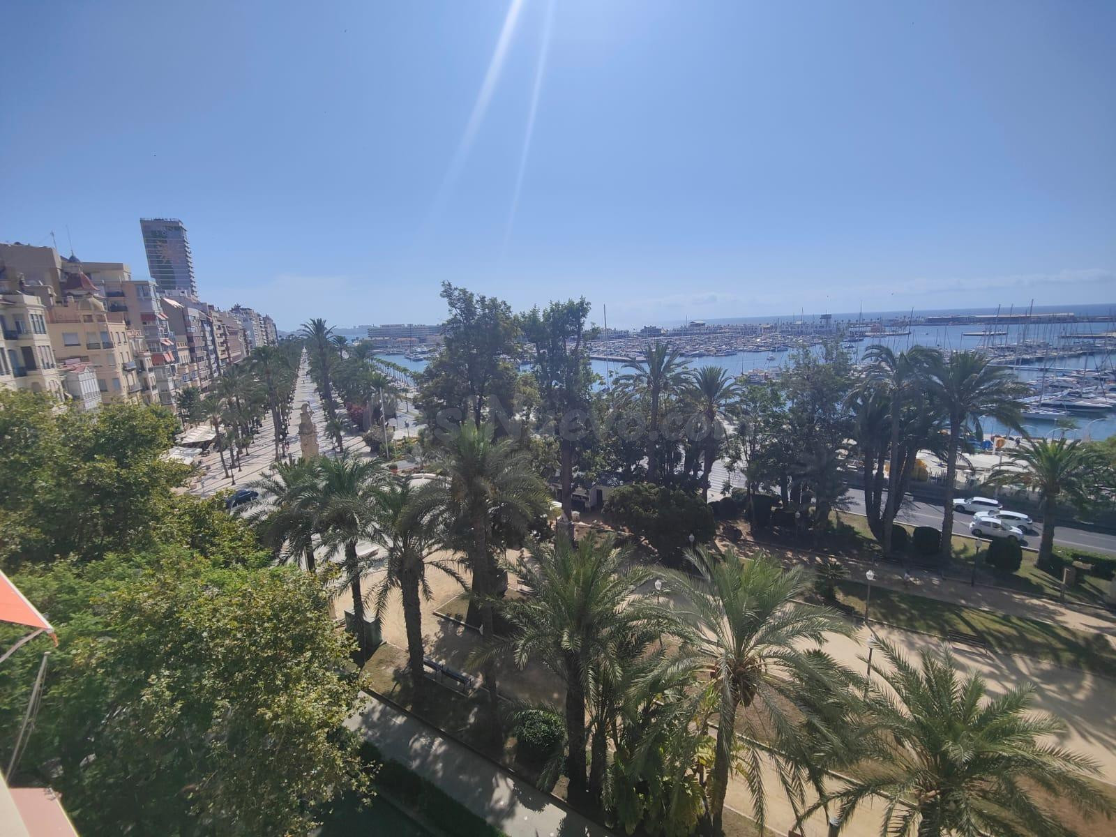 VIVIENDA REFORMADA VACÍA CON ELECTRODOMÉSTICOS FRENTE AL MAR