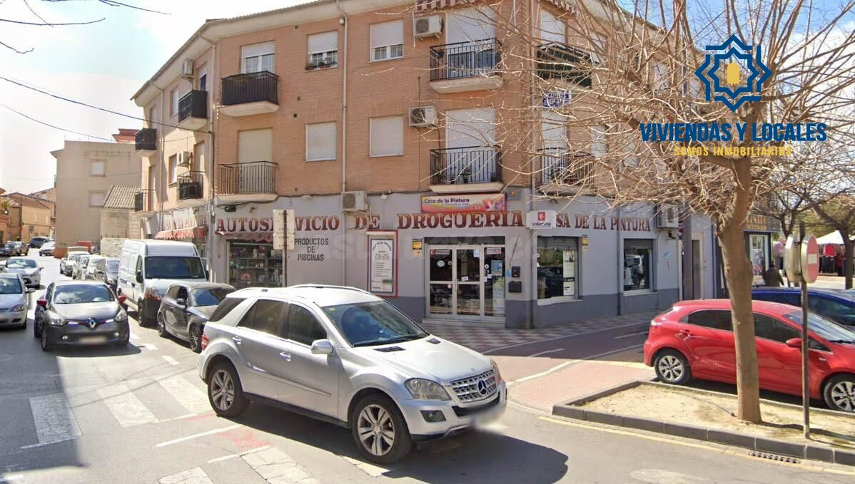 Espectacular local con inmensa fachada en esquina. Avd Ponie