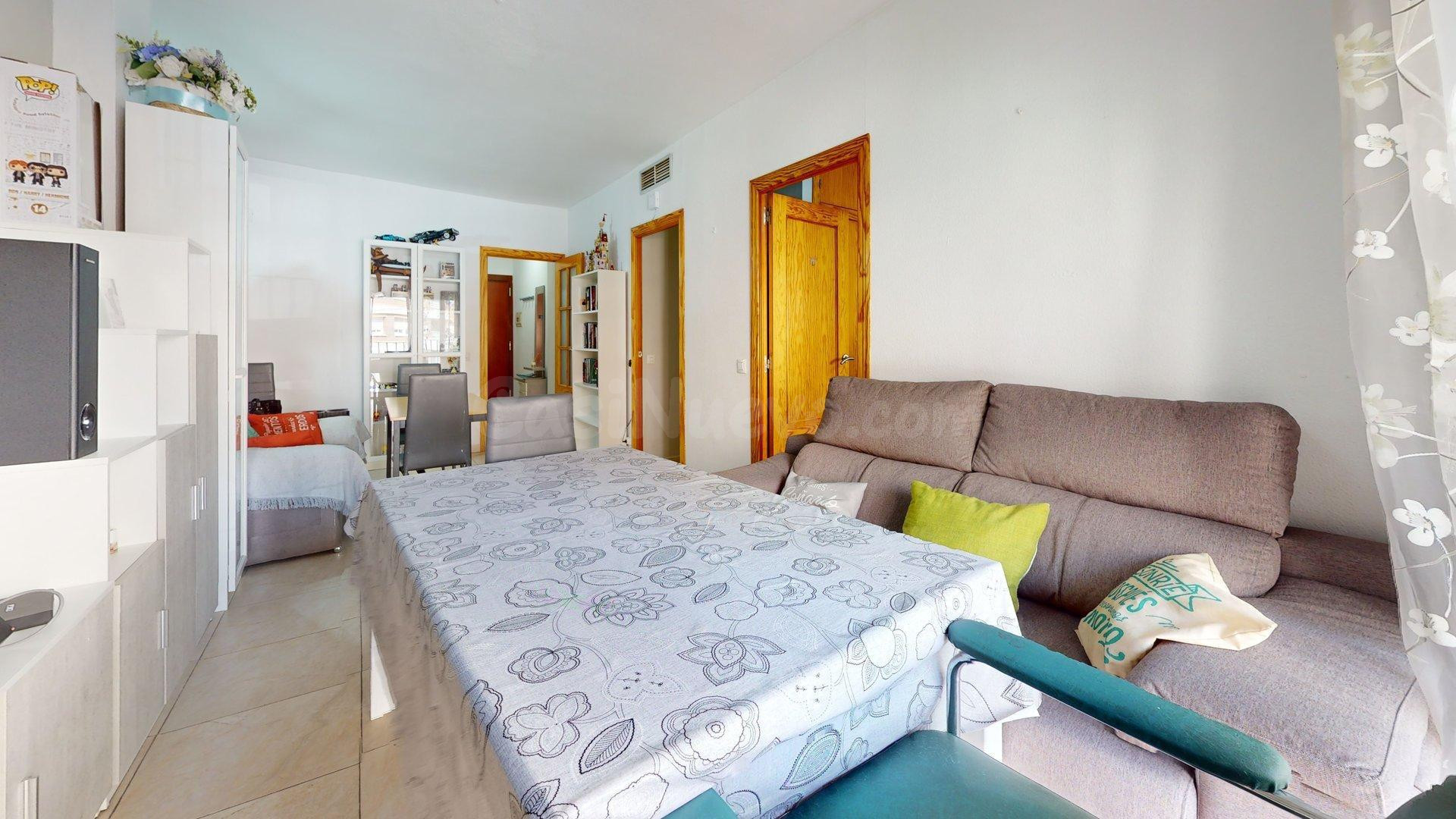 Piso con 3 dormitorios, 2 baños y terraza en Medina Azahara 