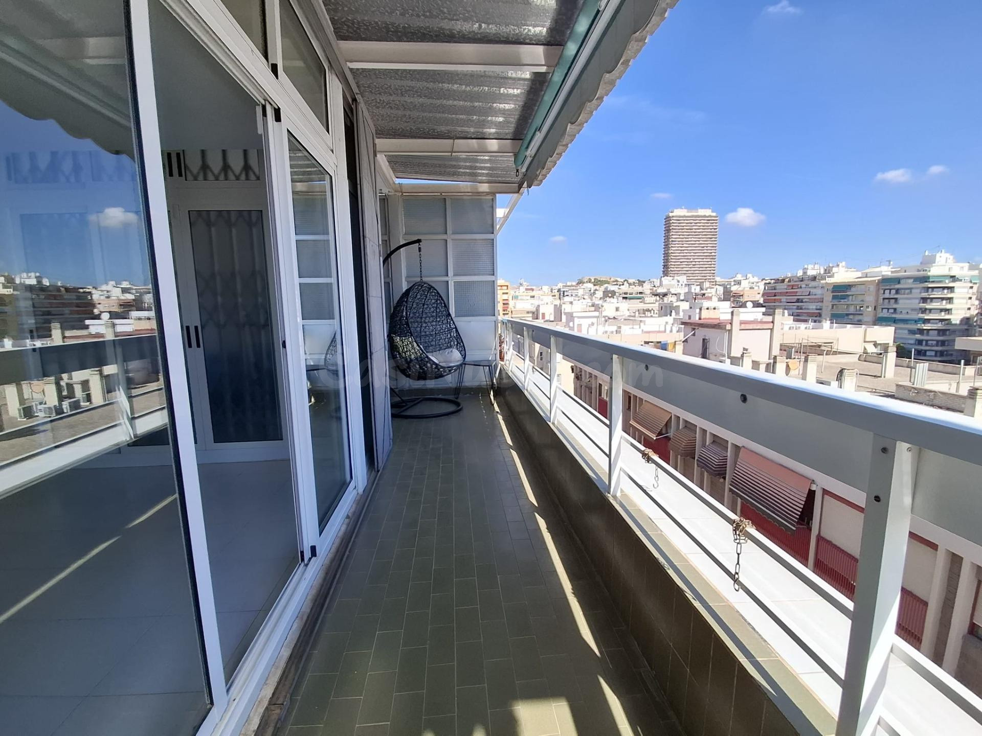 SE ALQUILA ÁTICO CON TERRAZA - JUNTO PUERTO DEPORTIVO ALICAN - foto 2