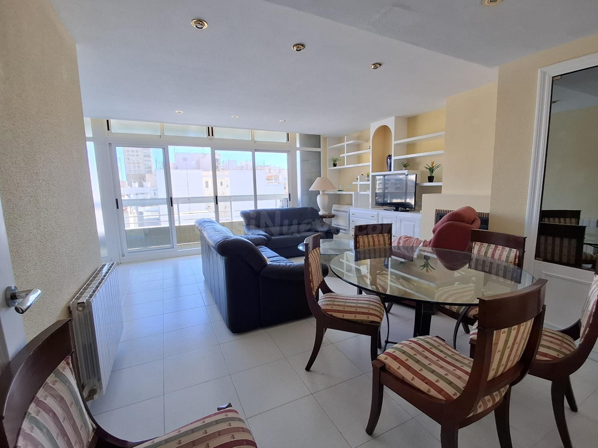 SE ALQUILA ÁTICO CON TERRAZA - JUNTO PUERTO DEPORTIVO ALICAN - foto 4