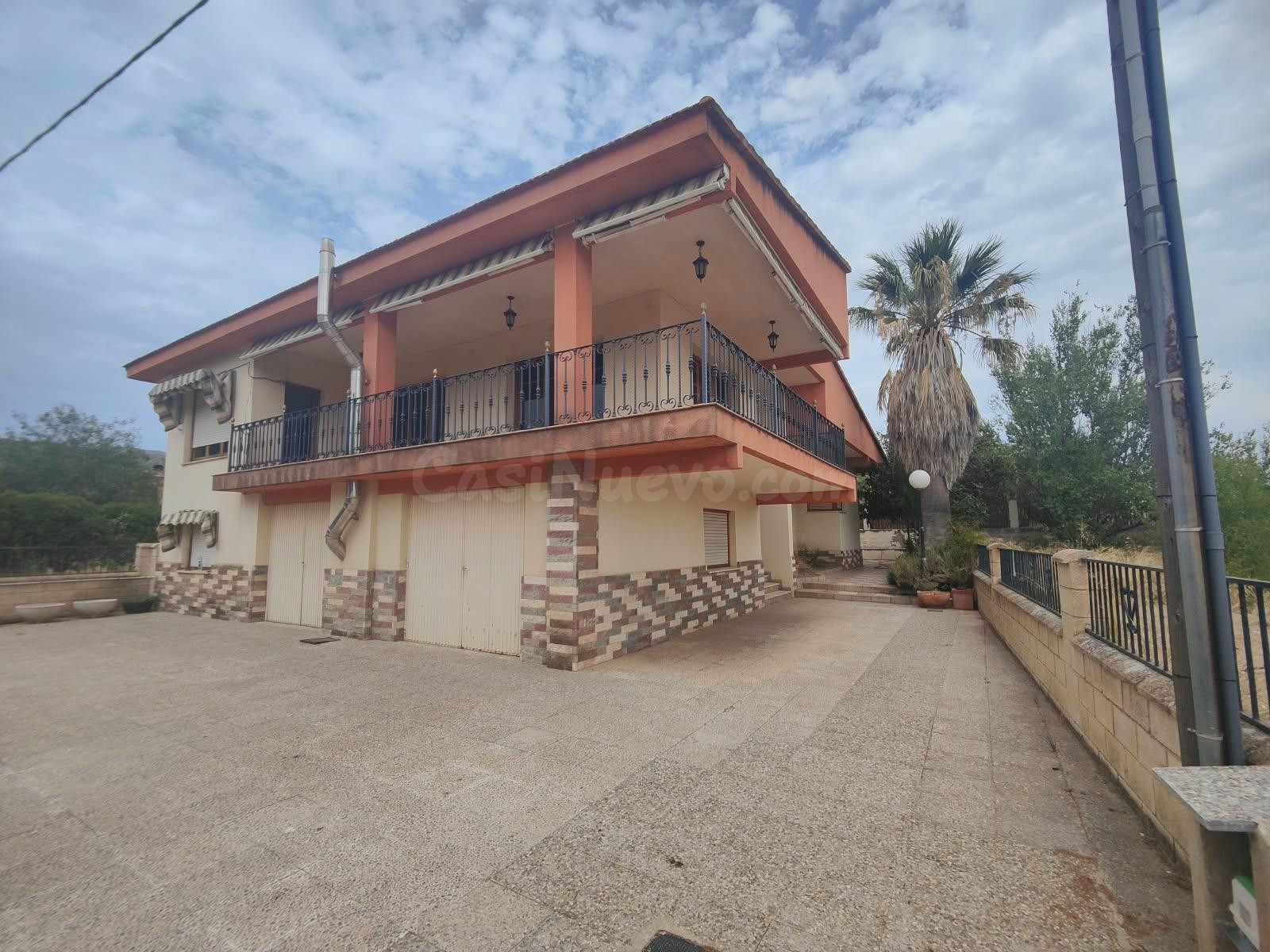 SE VENDE PRECIOSO CHALET FAMILIAR EN ONIL - ALICANTE