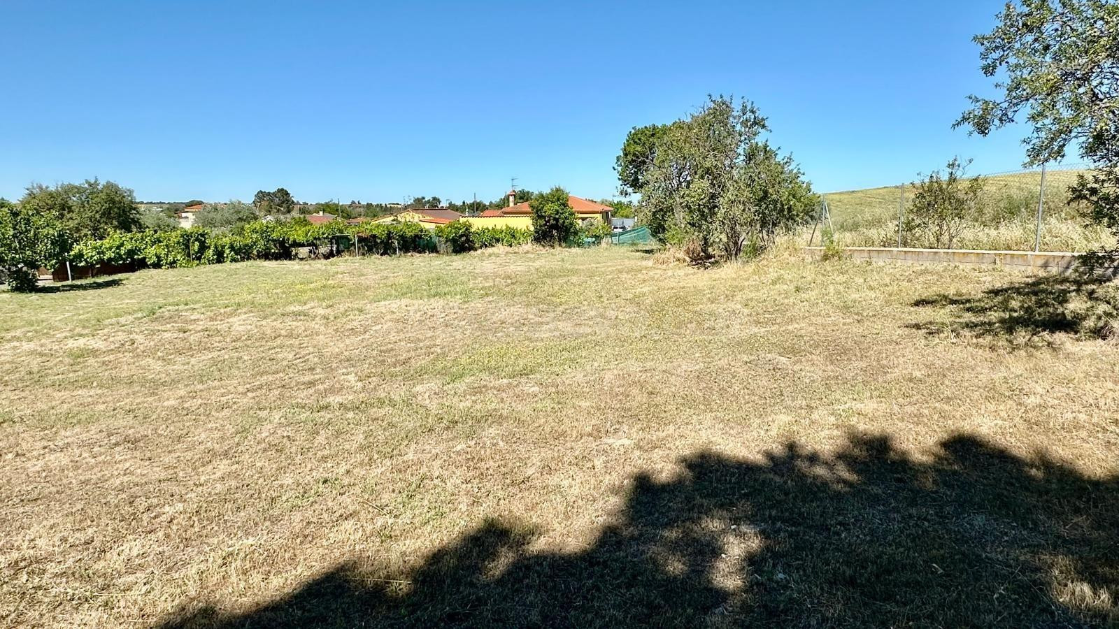 Apihouse vende  Gran parcela urbana de 2.616 m2 en Otero - foto 2