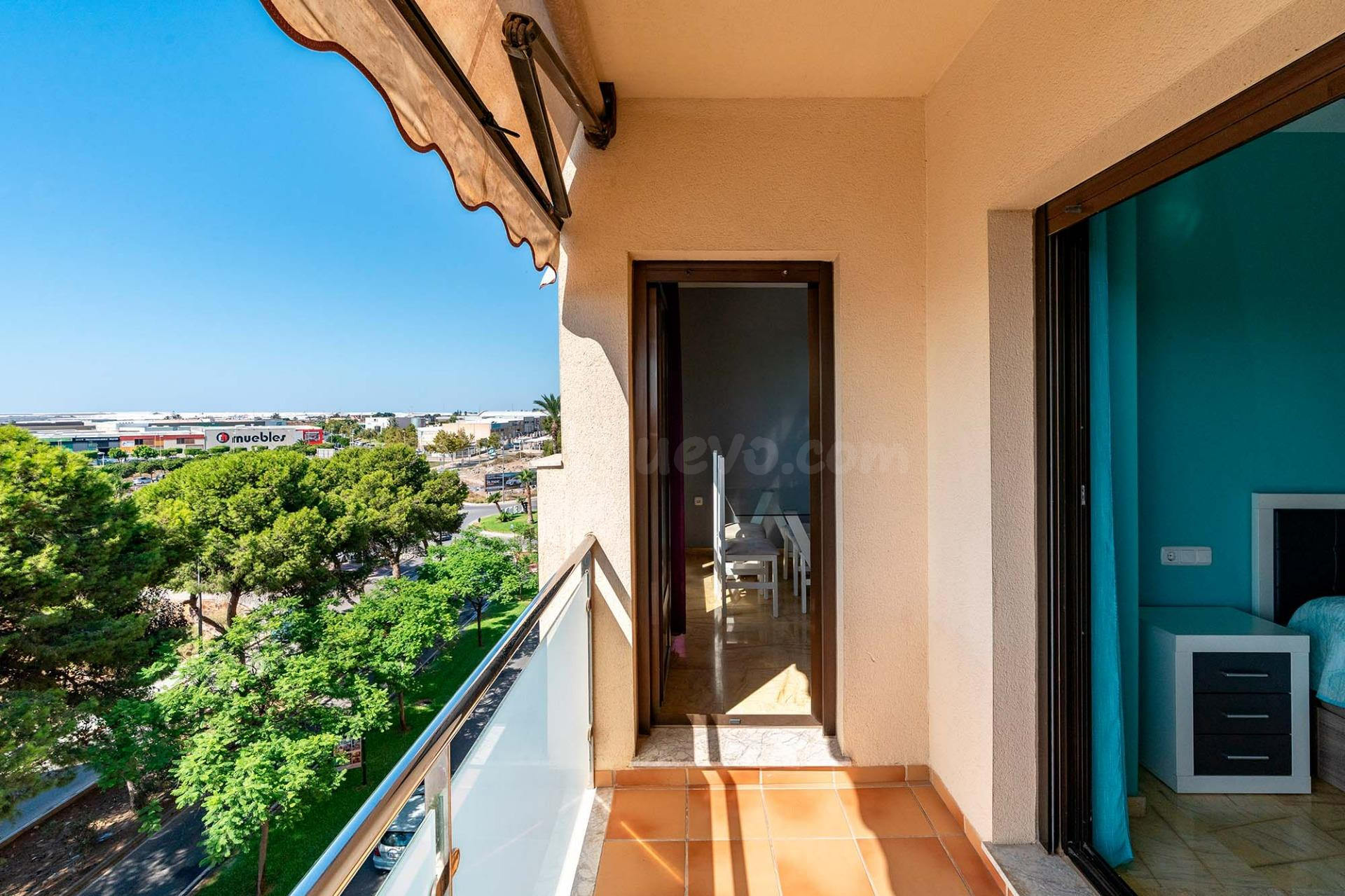 ¡PISO DE 3 DORMITORIOS TOTALMENTE AMUEBLADO CON TERRAZA Y 2  - foto 3