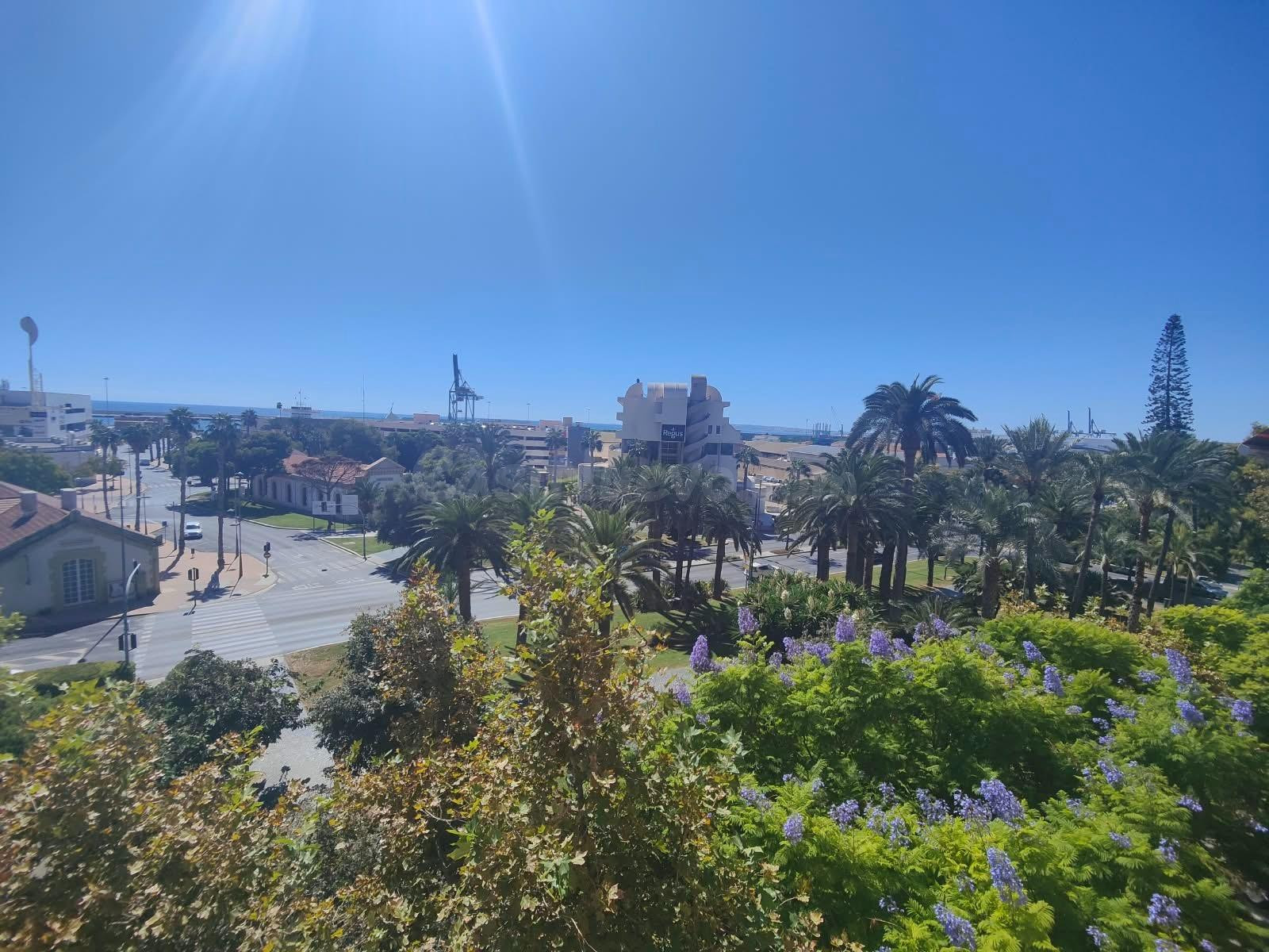 EXCLUSIVA Y AMPLIA VIVIENDA EN ALICANTE CON VISTAS AL MAR Y  - foto 2