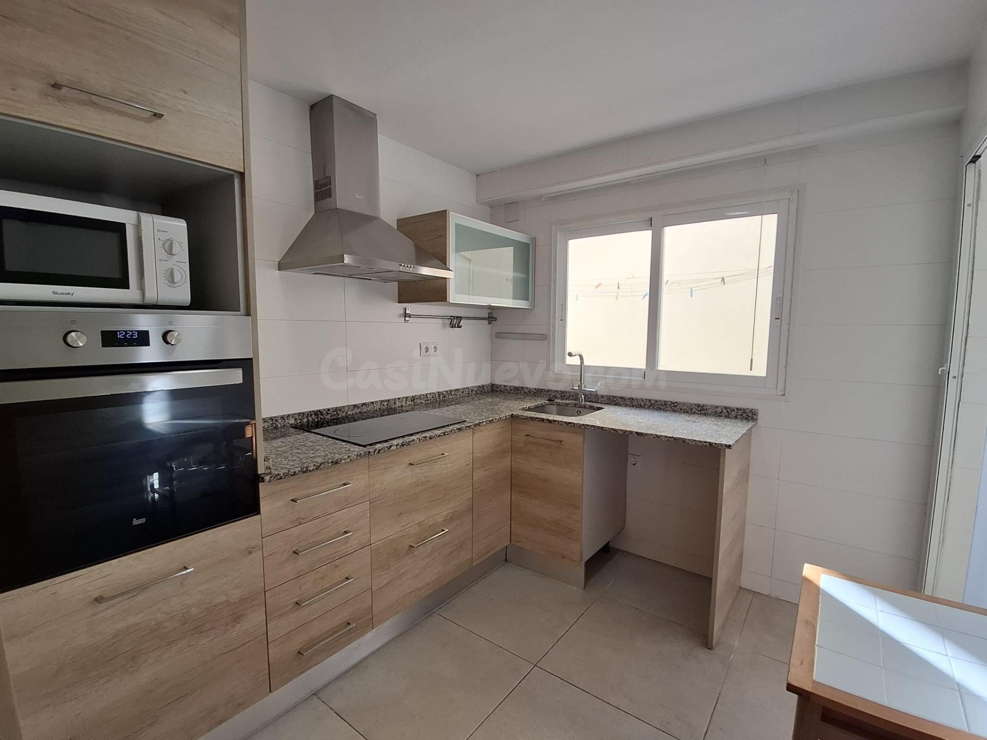 SE VENDE PISO LUMINOSO DE 2 DORMITORIOS CERCA DE MONTEMAR - 