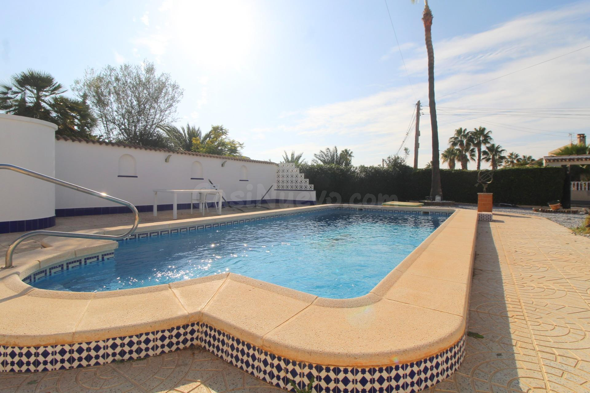 Chalet independiente con piscina privada, gran parcela y aut