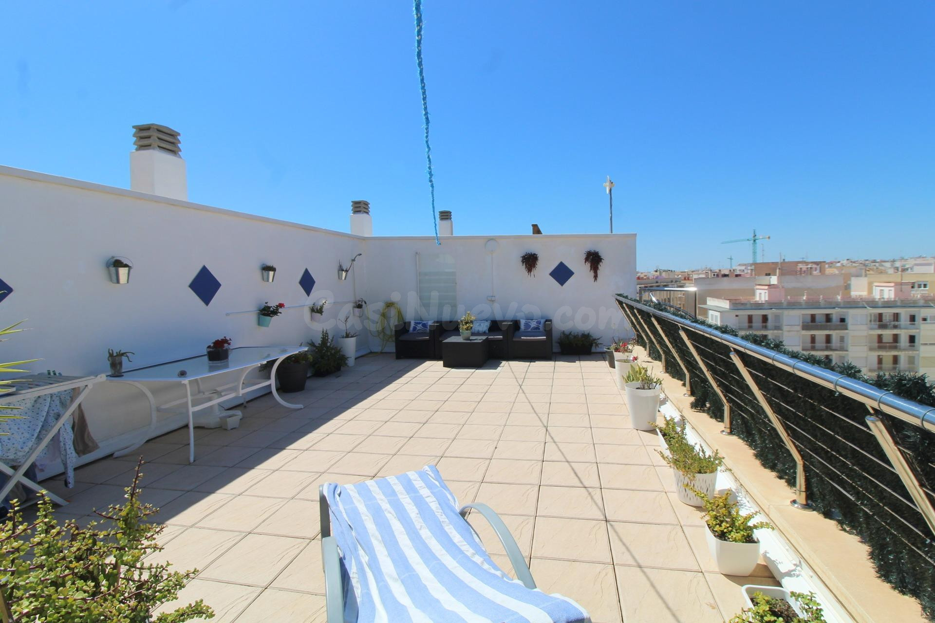 Espectacular Ático con Doble Terraza y Garaje en Torrevieja - foto 2