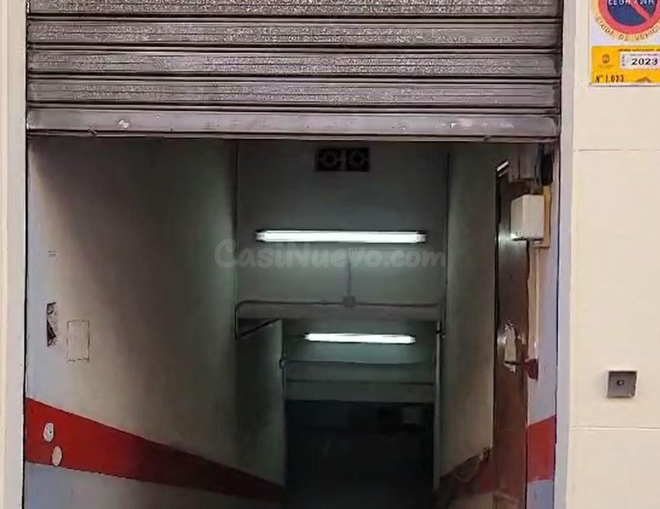 Plaza de garaje para coche pequeño o 2 motos.