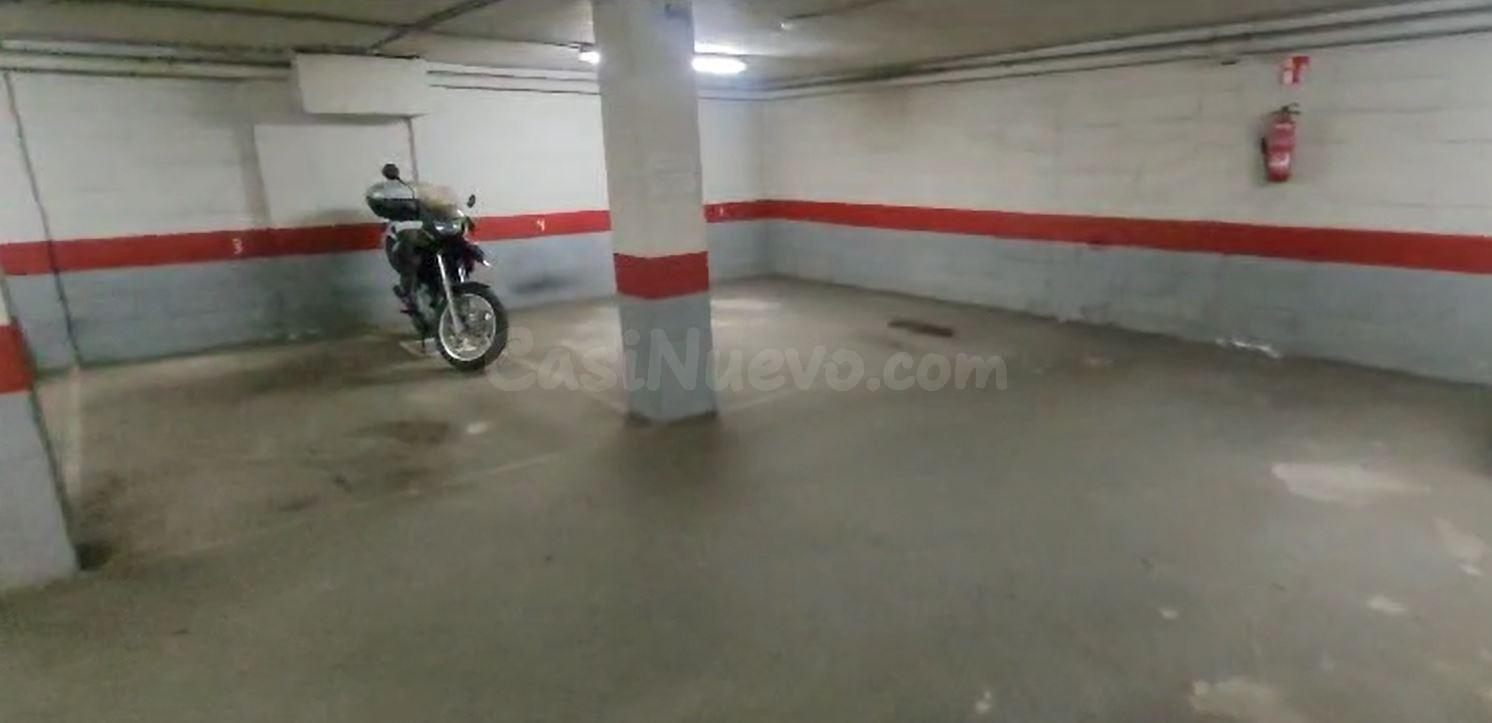 Plaza de garaje para coche pequeño o 2 motos. - foto 4