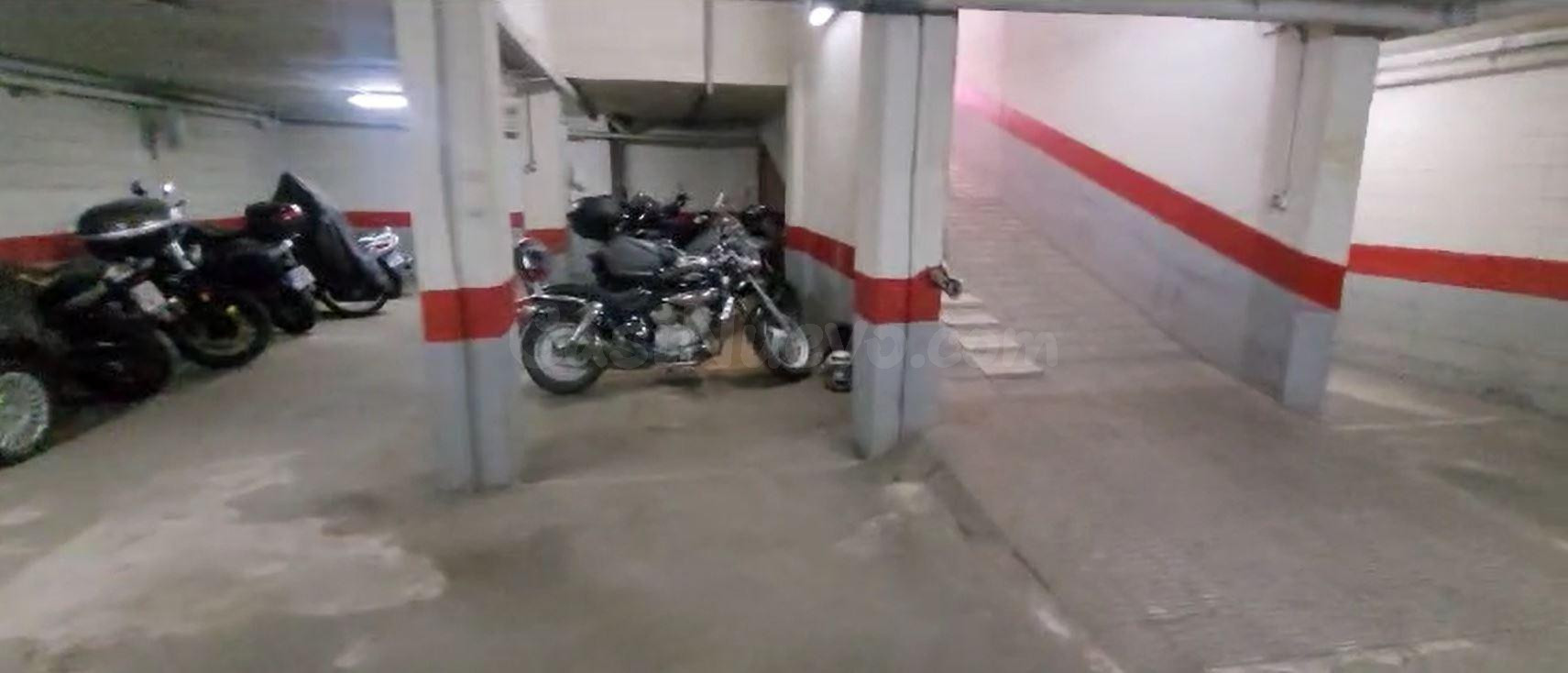 Plaza de garaje para coche pequeño o 2 motos. - foto 5
