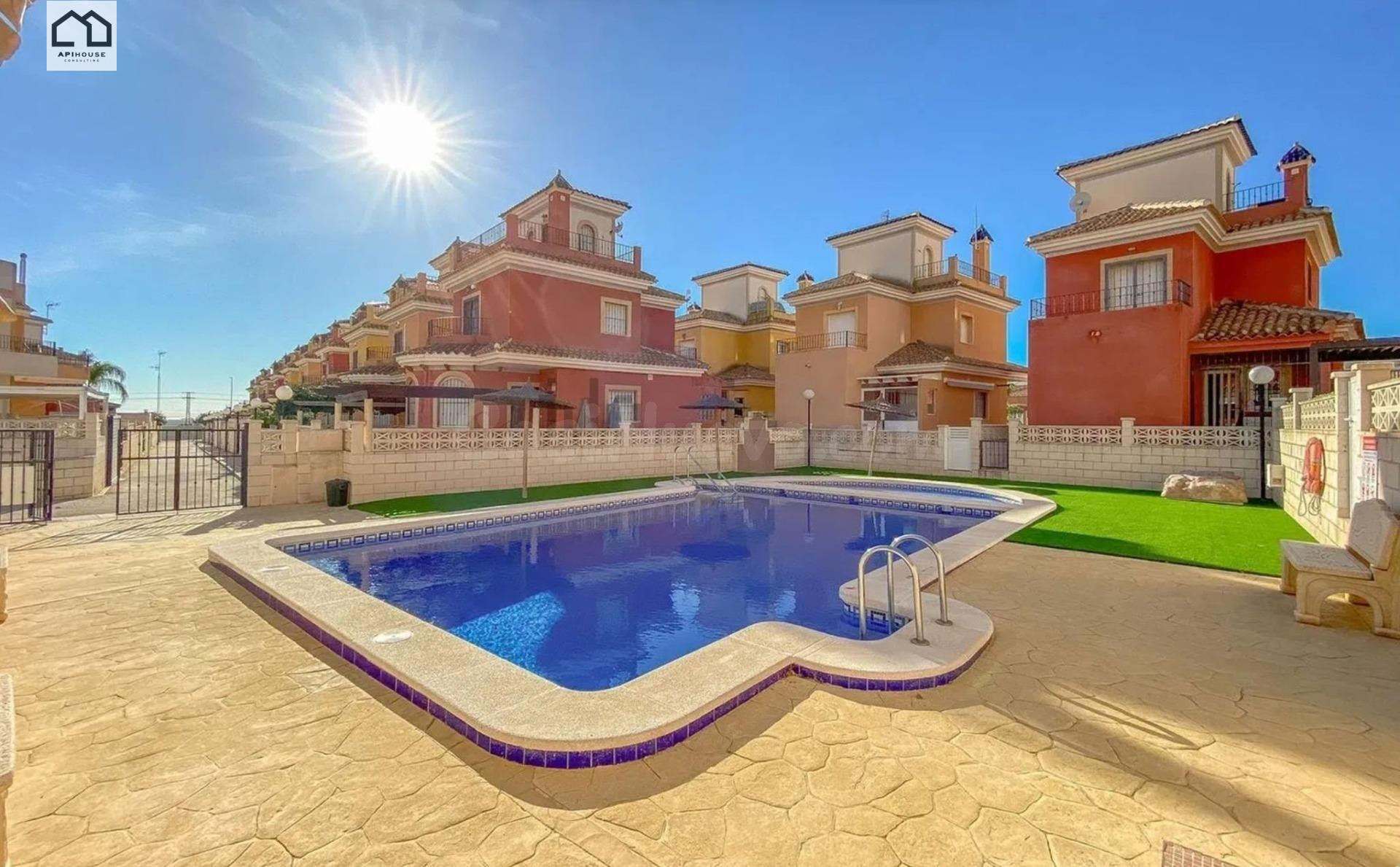 Chalet en Los Montesinos - ¡Tu hogar en la Costa Blanca Sur!