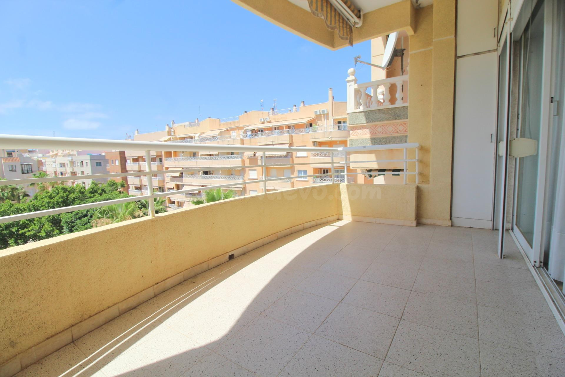 Espectacular piso de 3 hab. y 2 baños junto a la Playa del C - foto 2