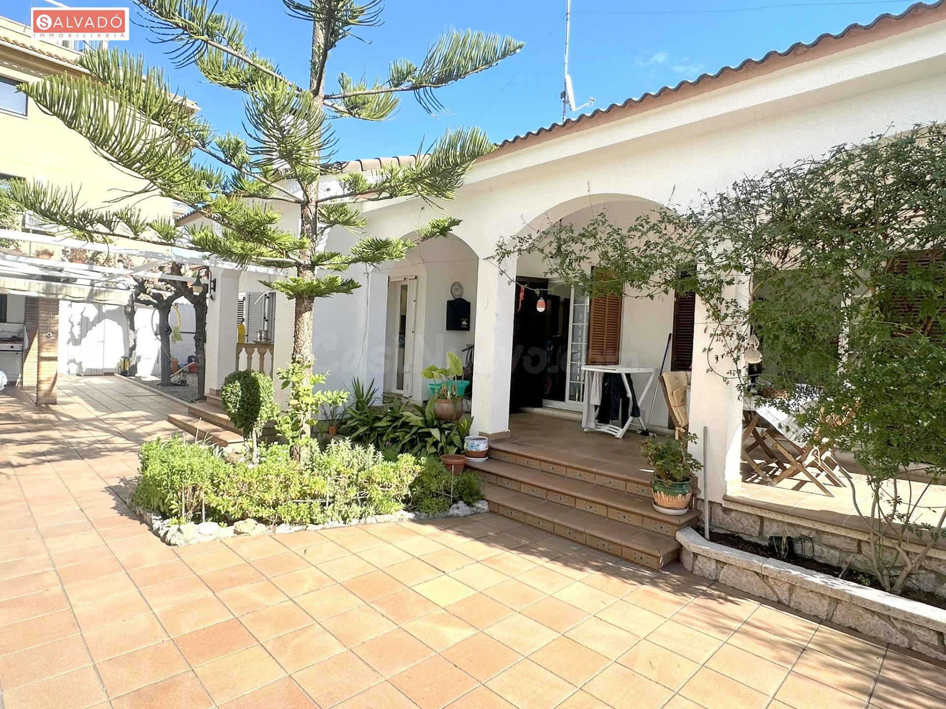 ¡CASA UNIFAMILIAR EN UNA SOLA PLANTA, MUY SOLEADA Y A 300M DEL PASEO MARÍTIMO CON GARAJE Y ZONA DE BARBACOA!