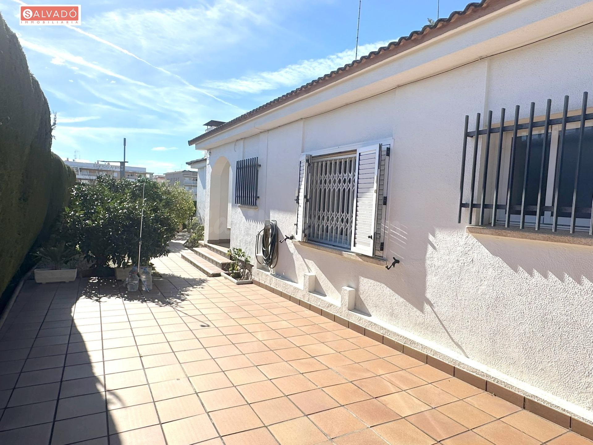 ¡CASA UNIFAMILIAR EN UNA SOLA PLANTA, MUY SOLEADA Y A 300M D - foto 3
