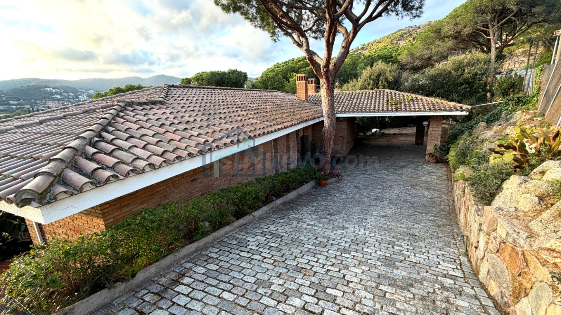 Exclusivo chalet con vistas panorámicas al mar, montaña y Ba