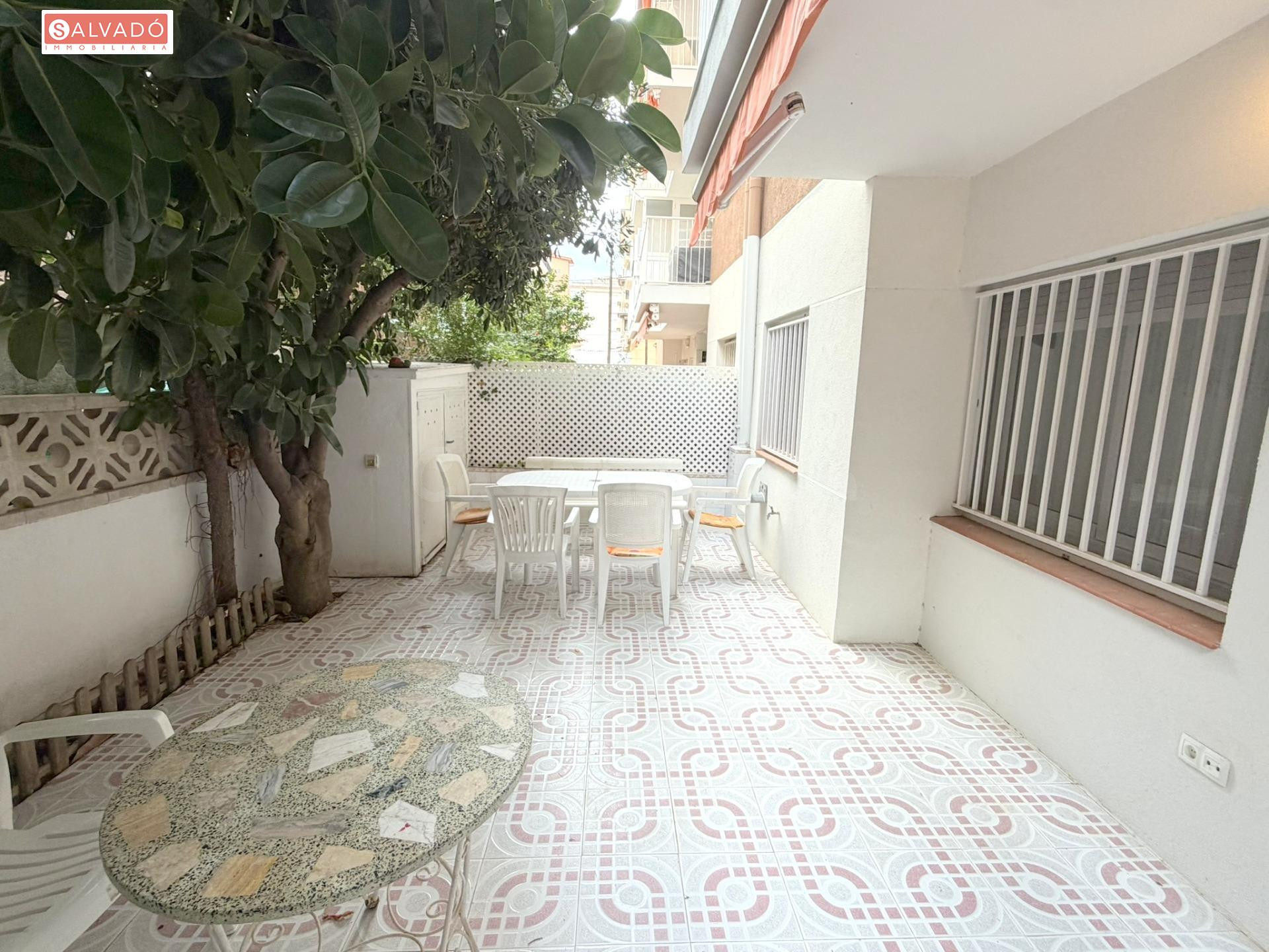 ¡PLANTA BAJA CON GRAN TERRAZA A 130 M DEL PASEO MARÍTIMO! - foto 2
