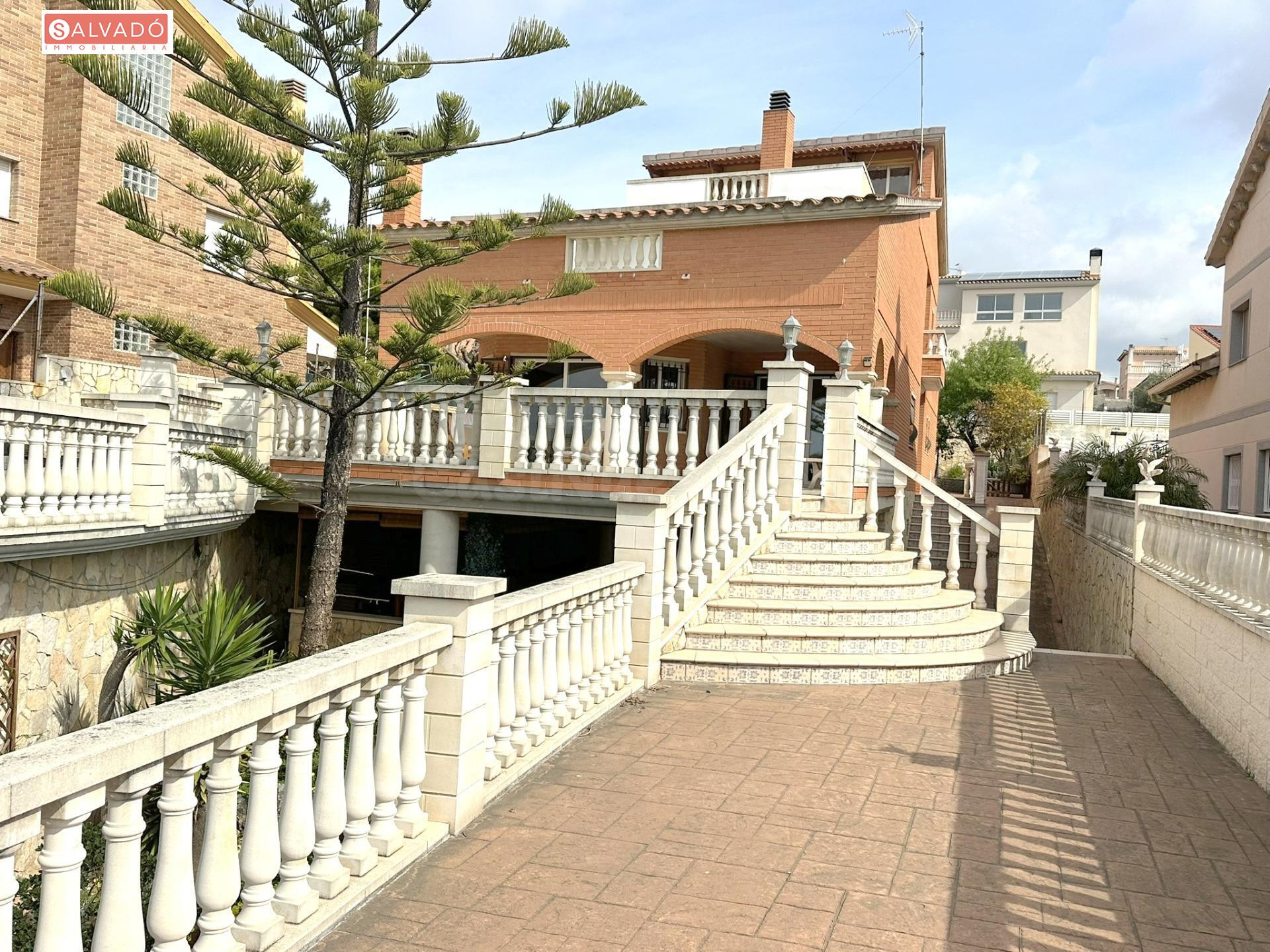 ¡AMPLITUD, LUZ Y VISTAS AL MAR EN UN ESPECTACULAR CHALET EN 