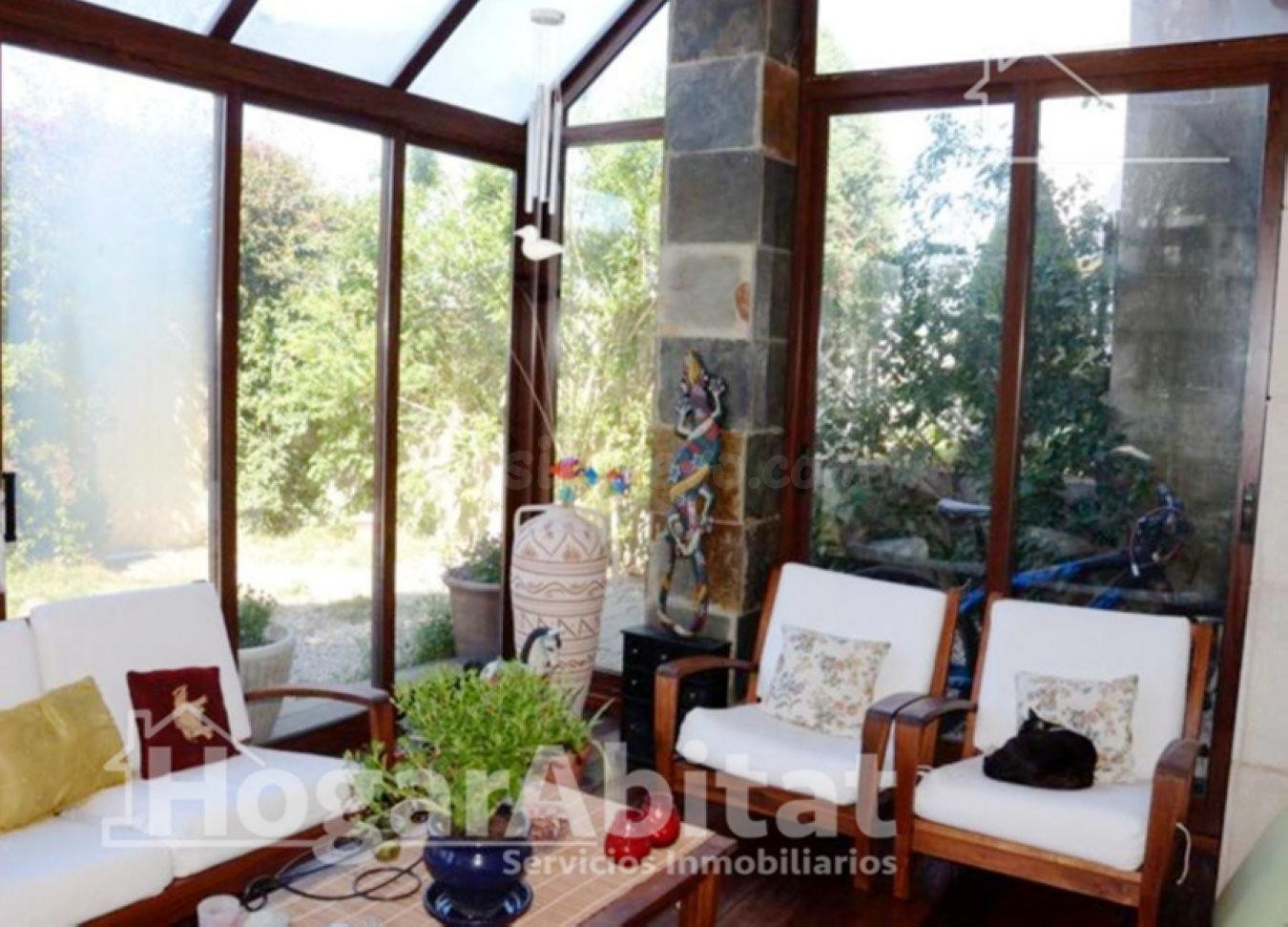 PRECIOSO CHALET REFORMADO CON TERRAZA, GARAJE Y JARDÍN - foto 2