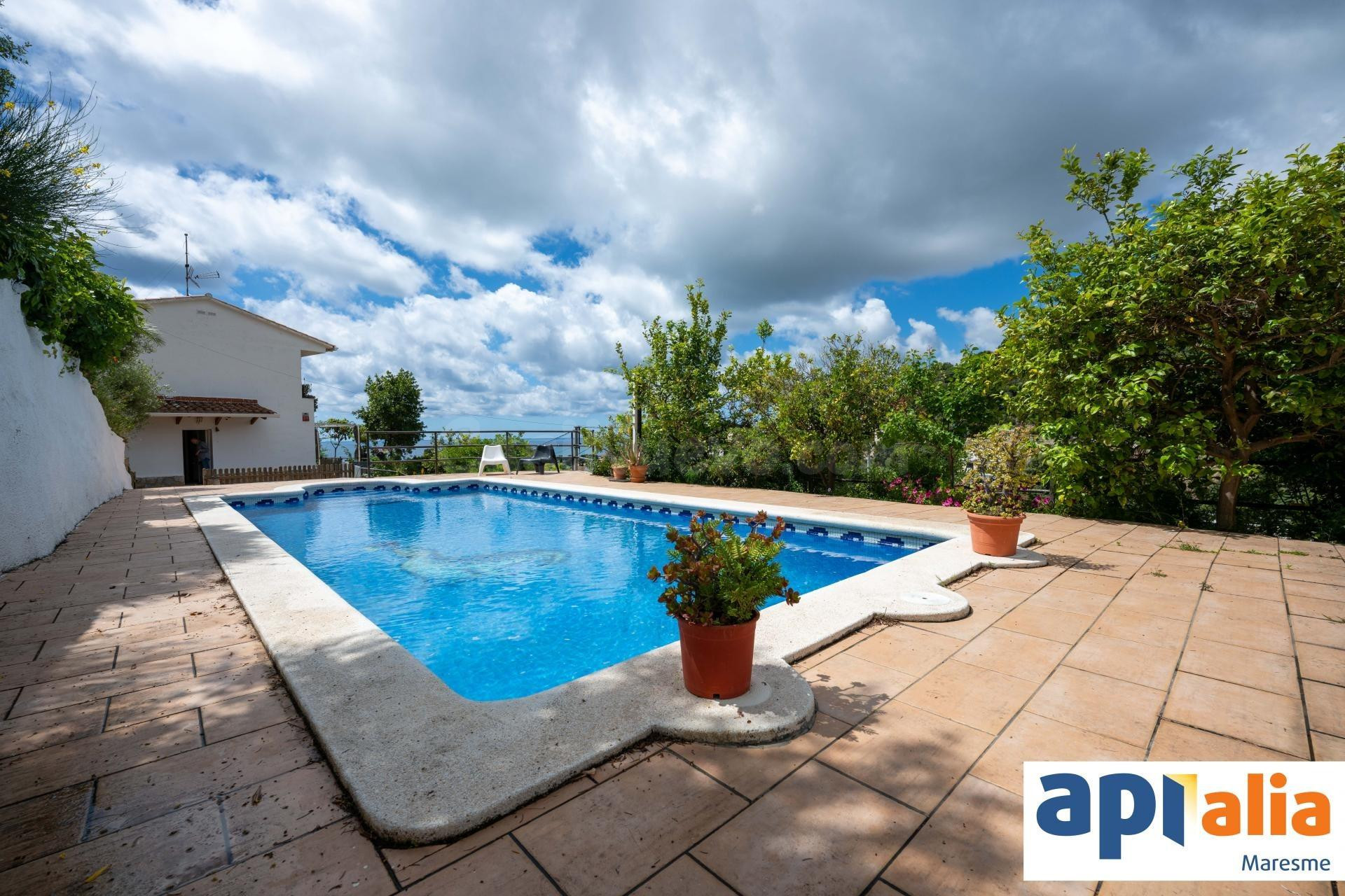 CASA CON PISCINA EN SANTA SUSANA - URB. CAN GELAT