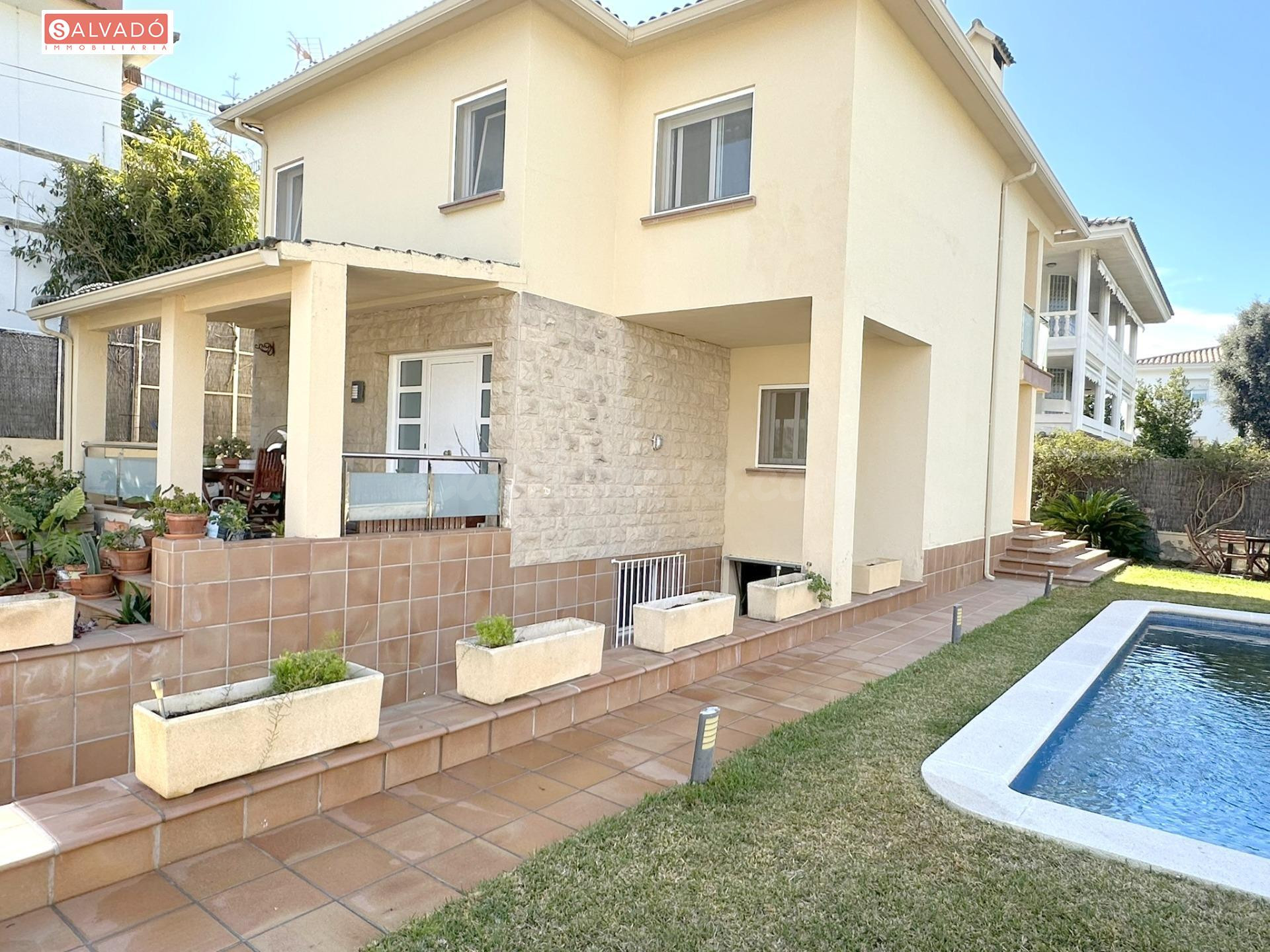 DISFRUTA DEL MEDITERRÁNEO: CHALET REFORMADO CON PISCINA, JAR