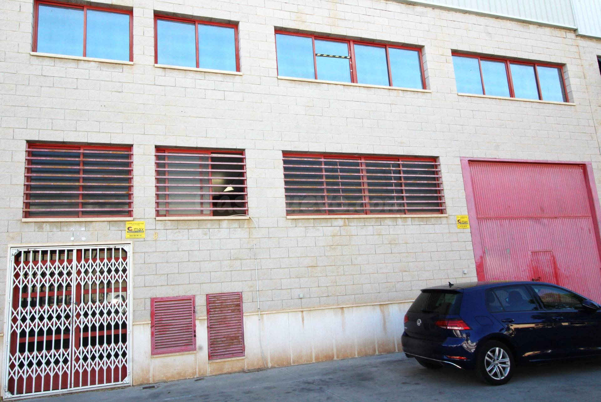 Nave Industrial en Pol. Ind. de Torrellano: Espacio Ideal para Tu Negocio