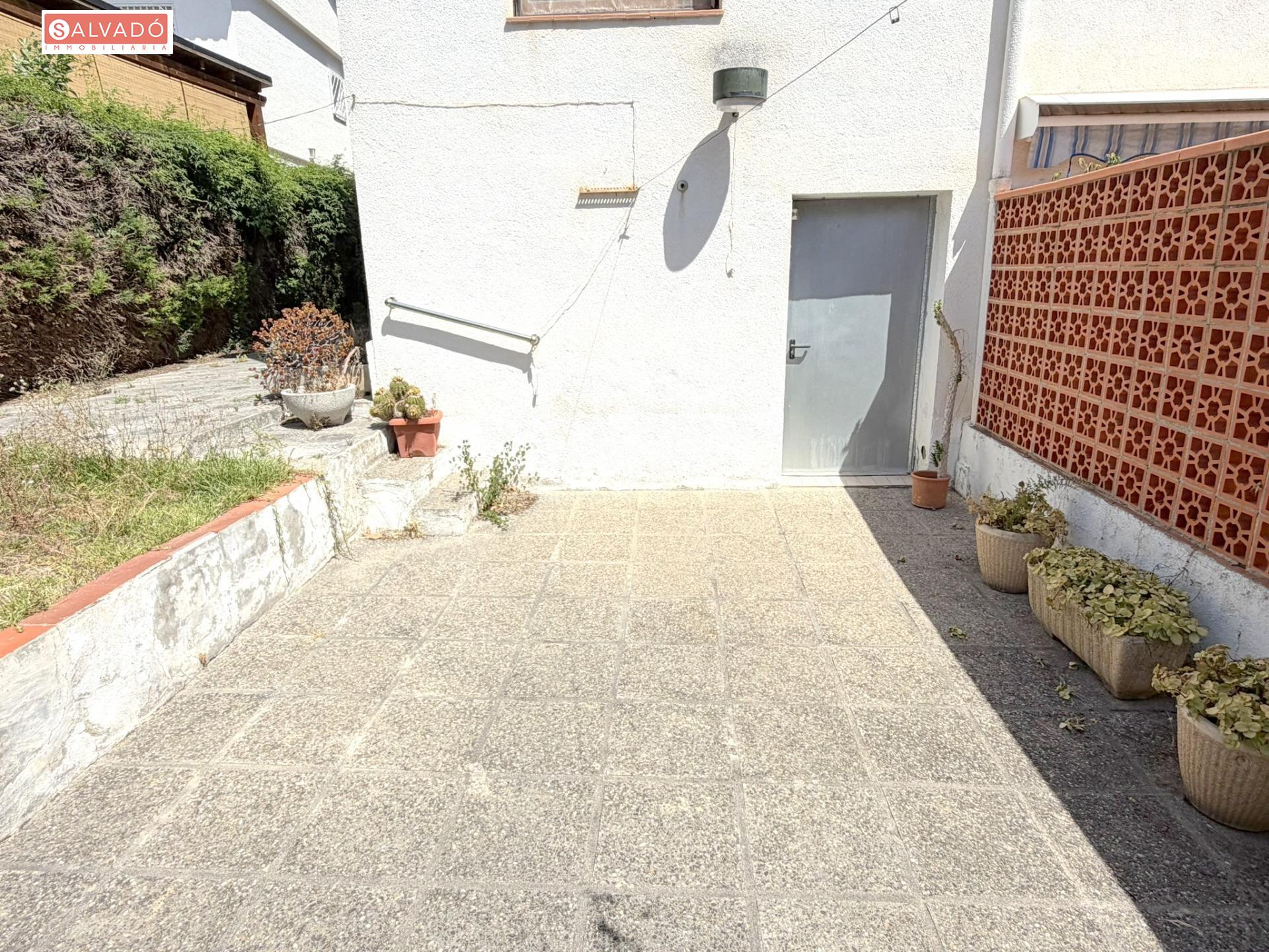 ¡AMPLIA PLANTA BAJA CON GRAN TERRAZA, GARAJE PRIVADO Y MÚLTIPLES POSIBILIDADES EN EL CENTRO DE SEGUR DE CALAFELL!