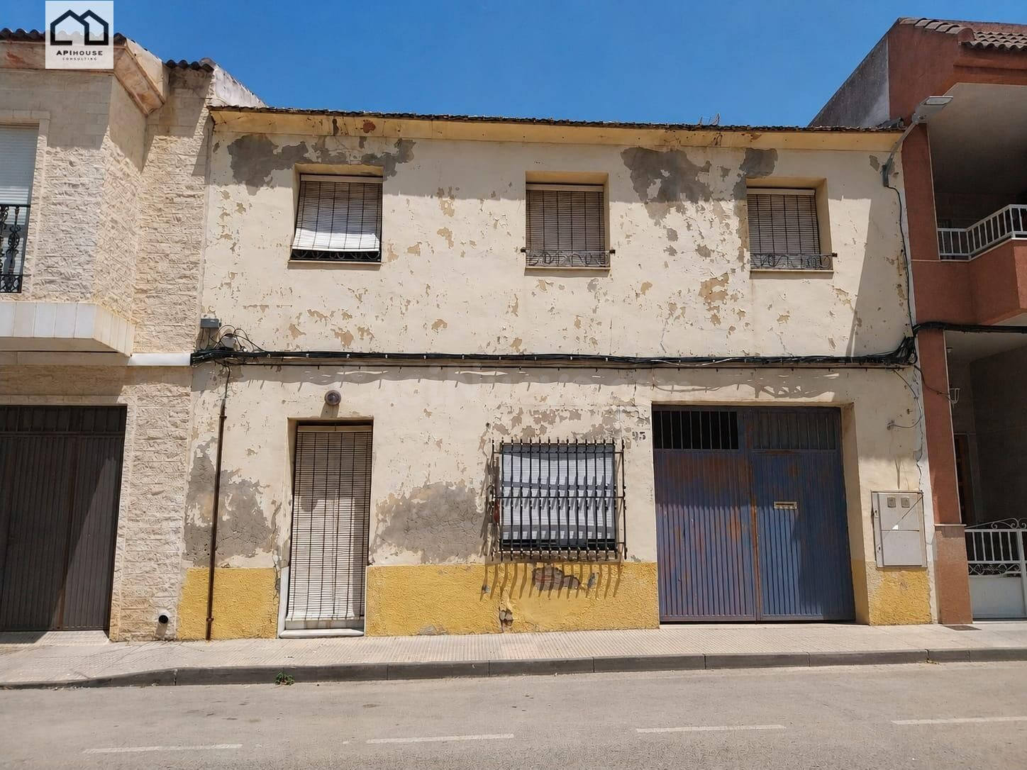 APIHOUSE VENDE GRAN VIVIENDA CON NAVE Y PATIO EN BENEJUZAR. 