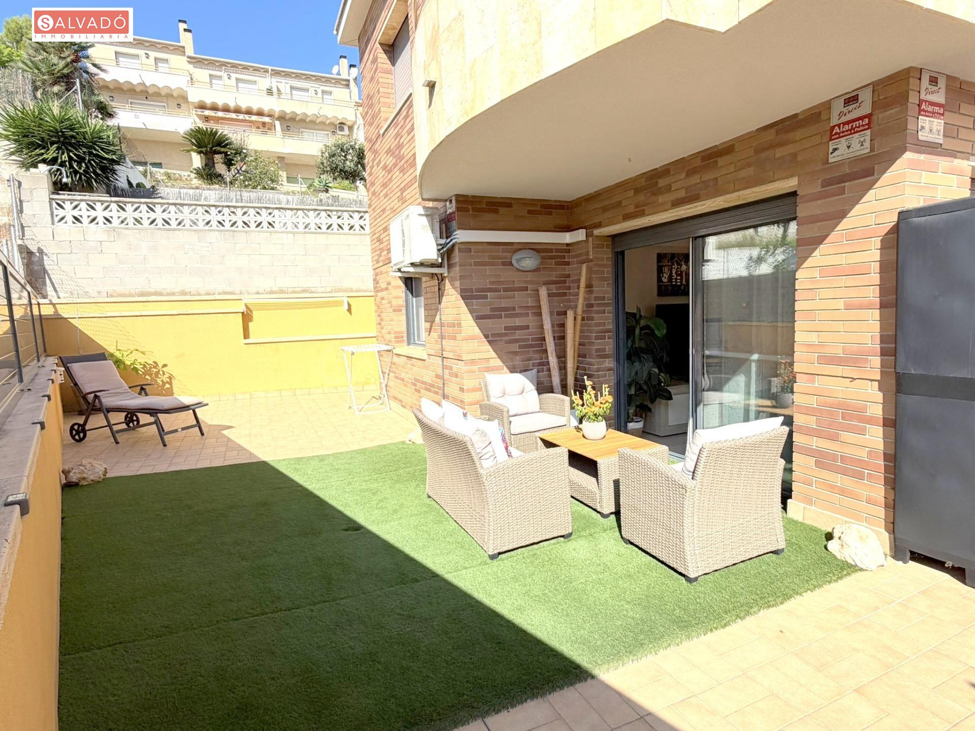 ¡PLANTA BAJA SEMINUEVA CON GRAN TERRAZA, PISCINA COMUNITARIA