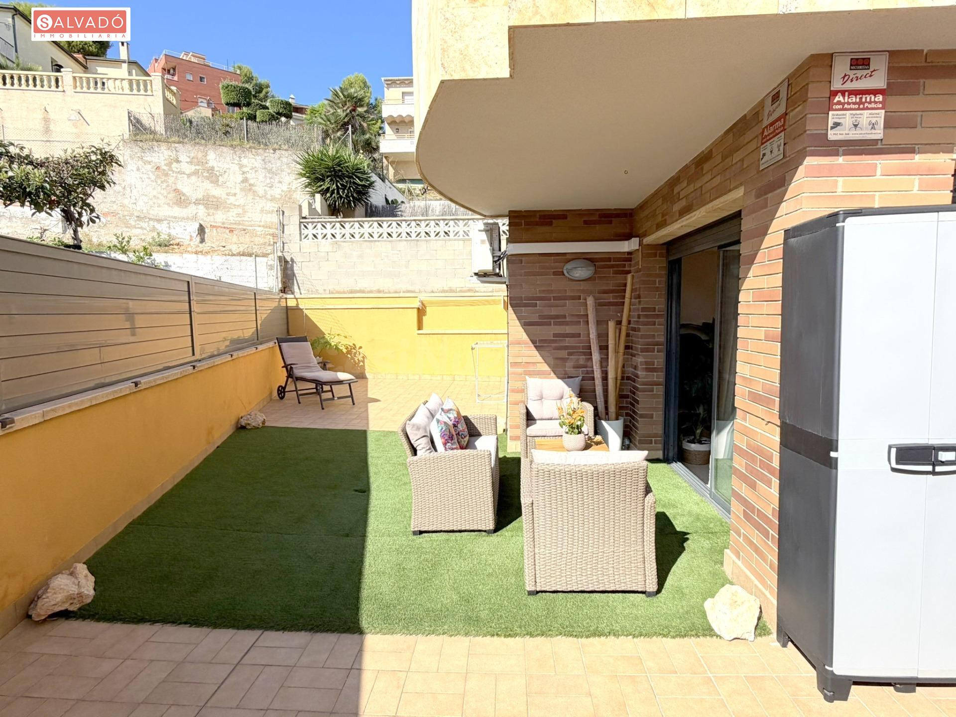¡PLANTA BAJA SEMINUEVA CON GRAN TERRAZA, PISCINA COMUNITARIA - foto 2