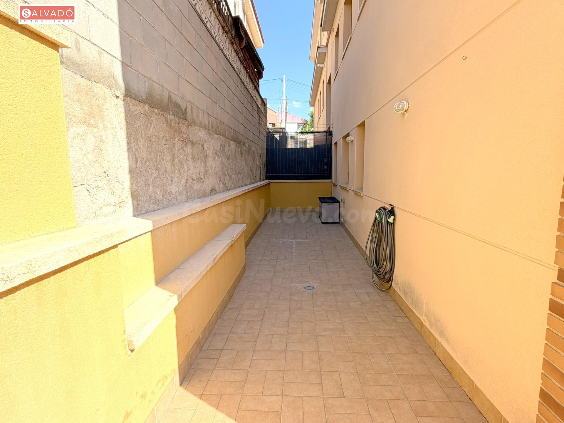 ¡PLANTA BAJA SEMINUEVA CON GRAN TERRAZA, PISCINA COMUNITARIA - foto 5