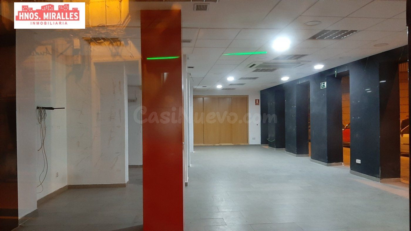 ¡¡ AMPLIO LOCAL DE ESQUINA MUY LUMINOSO Y TODO EXTERIOR IDEA - foto 4