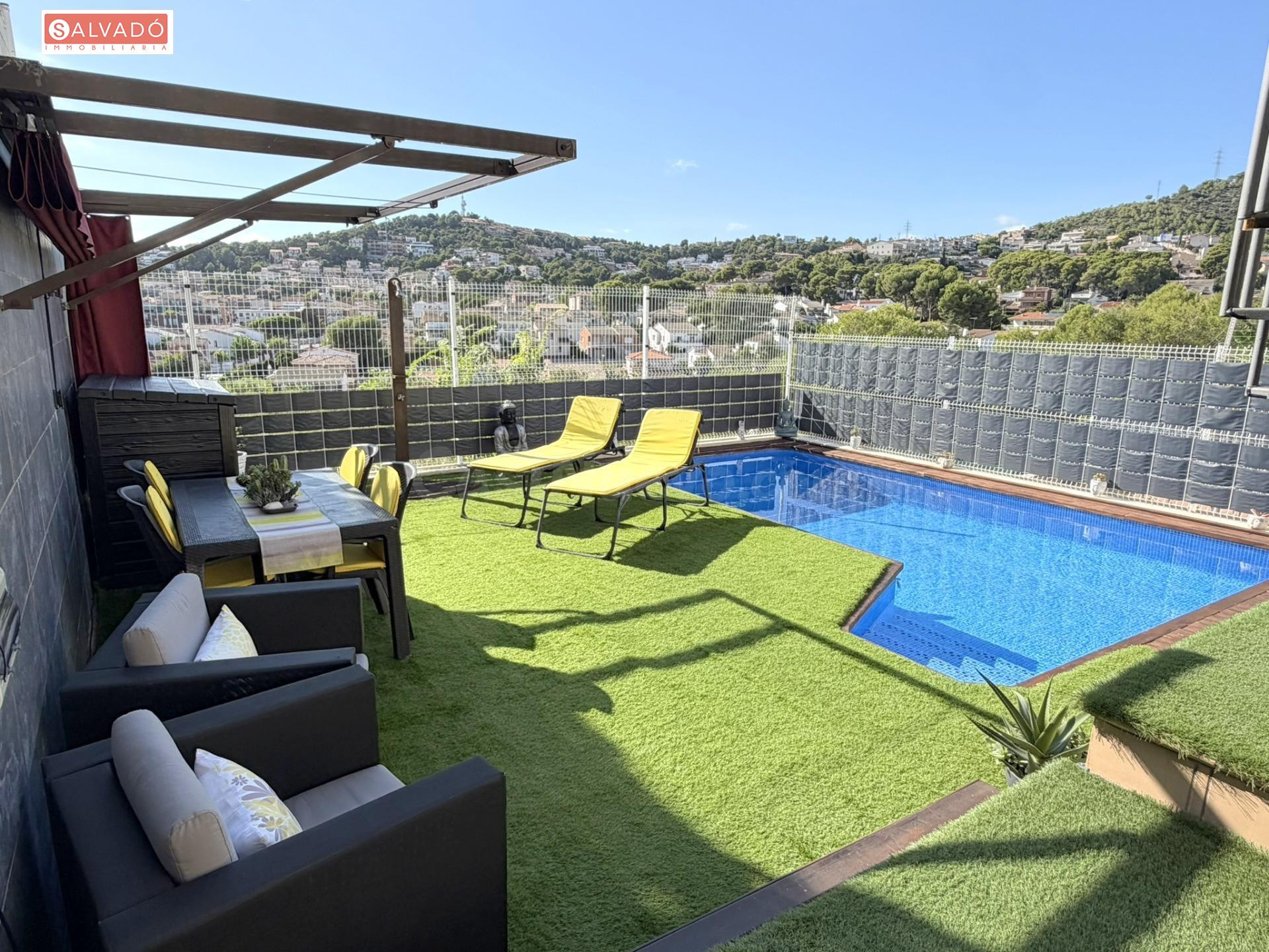 ¡VIVE EL MEDITERRÁNEO: CHALET ESQUINERO CON PISCINA PRIVADA Y VISTAS PANORÁMICAS!