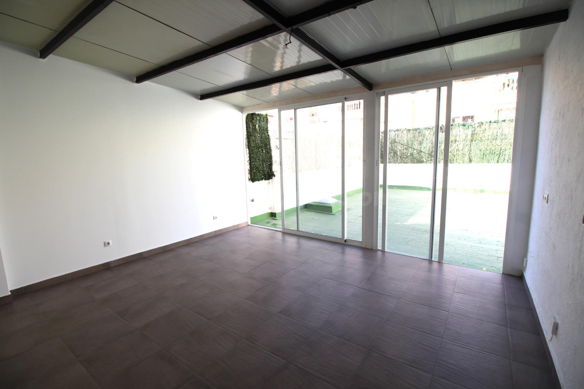 Casa en Venta en Alicante: Amplios Espacios y Comodidad