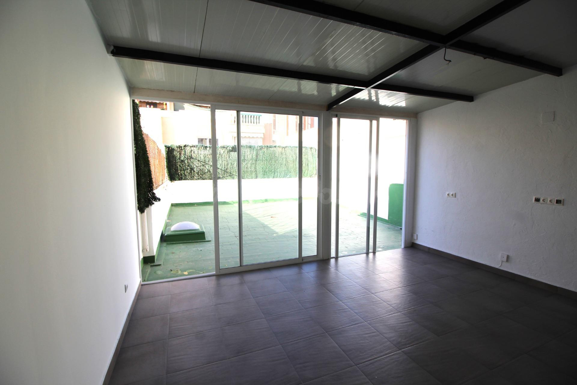 Casa en Venta en Alicante: Amplios Espacios y Comodidad - foto 2