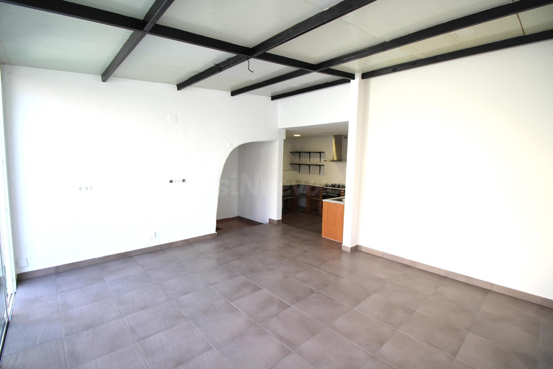 Casa en Venta en Alicante: Amplios Espacios y Comodidad - foto 3