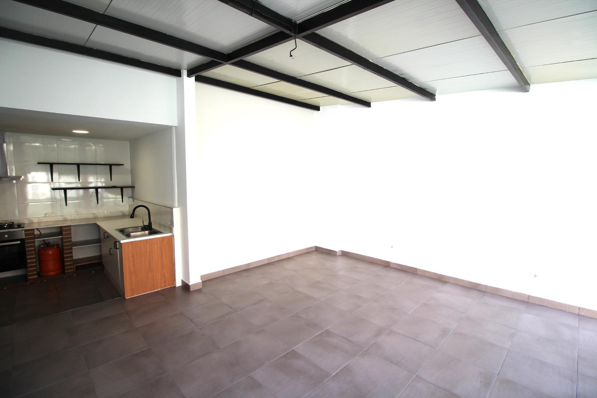 Casa en Venta en Alicante: Amplios Espacios y Comodidad - foto 4