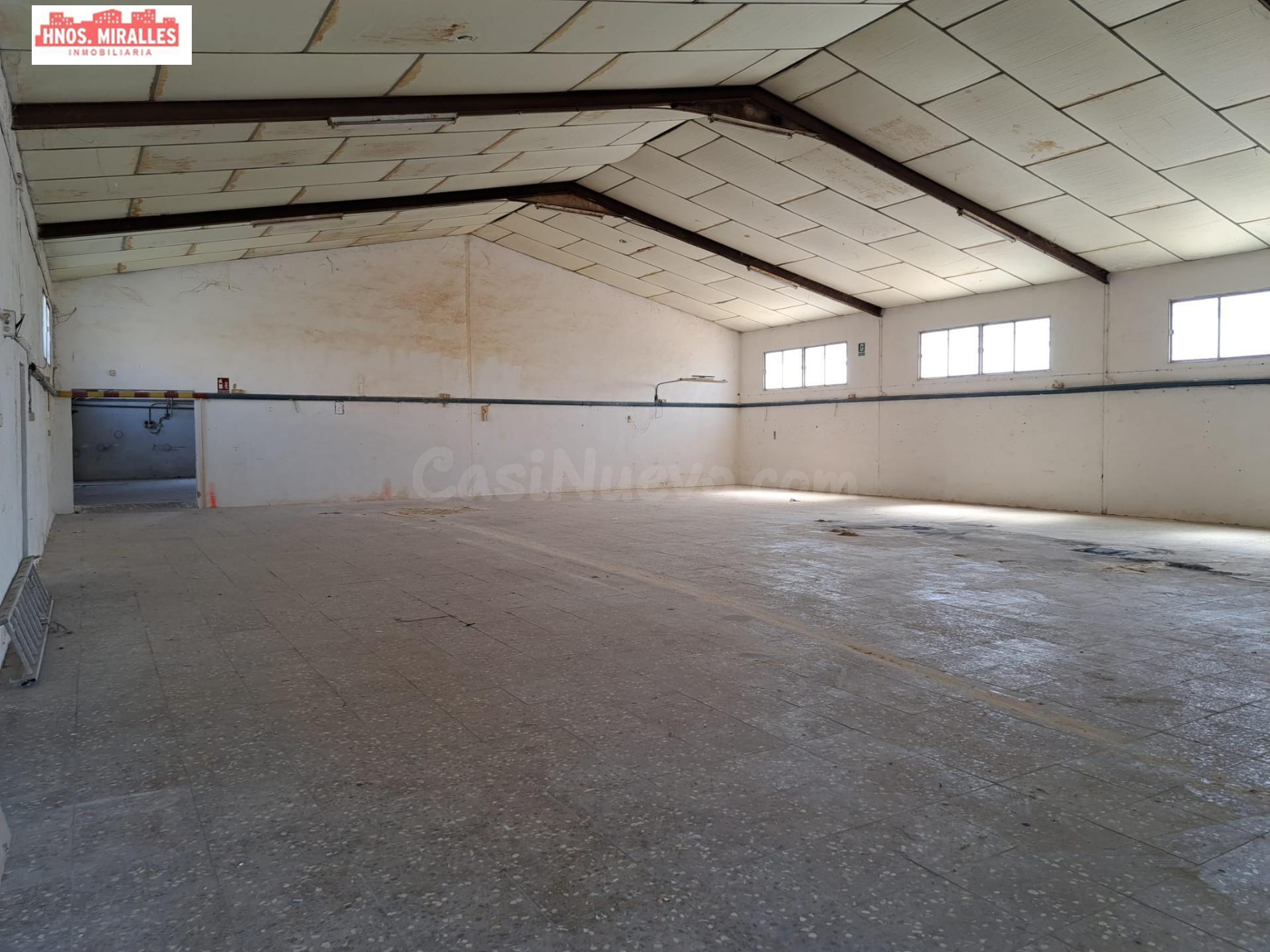 SE VENDE NAVE EN CREVILLENTE CON FACHADA CARRETERA