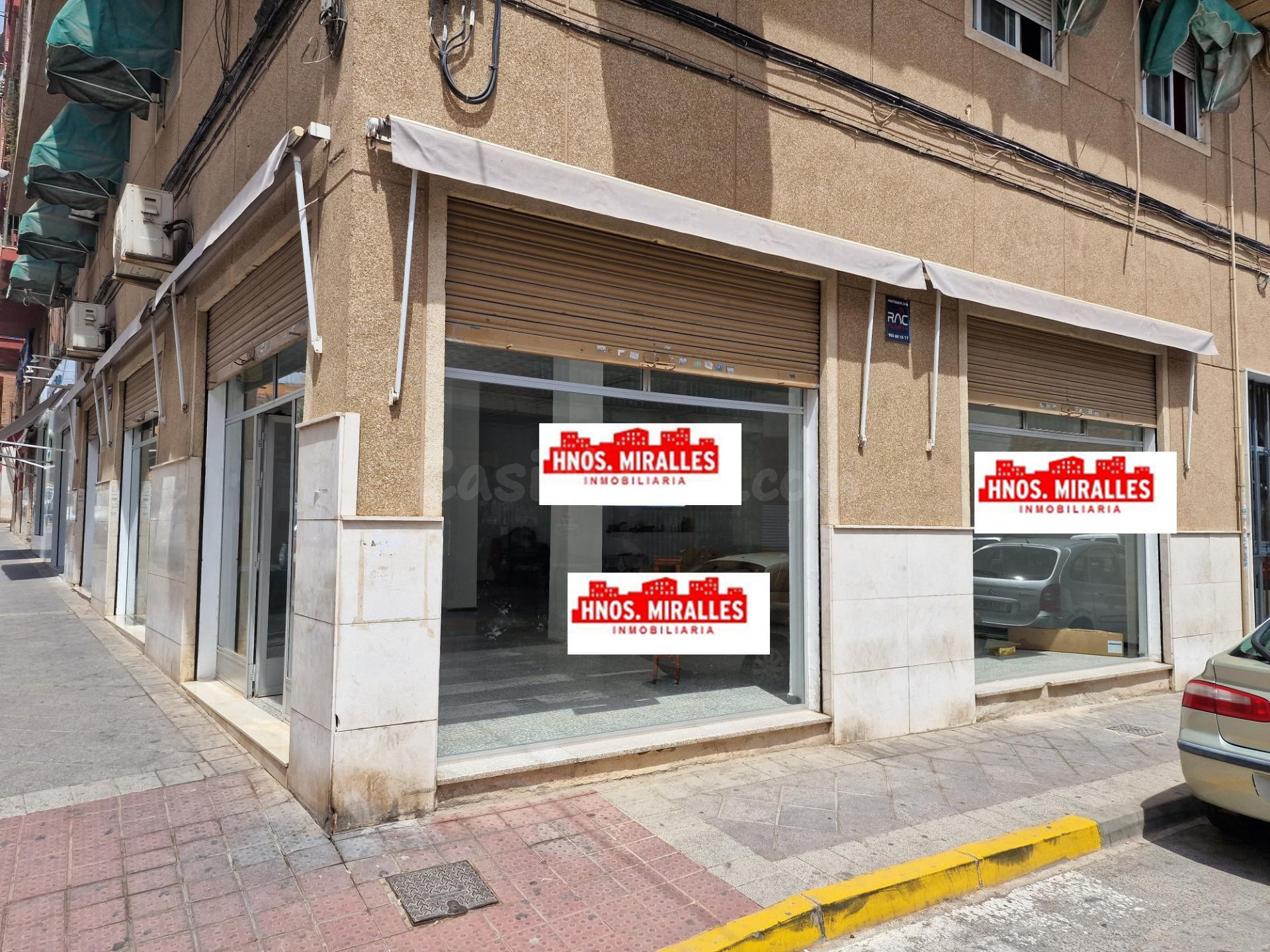 ¡¡ INTERESANTE LOCAL COMERCIAL DE ESQUINA CON CINCO ESCAPARA