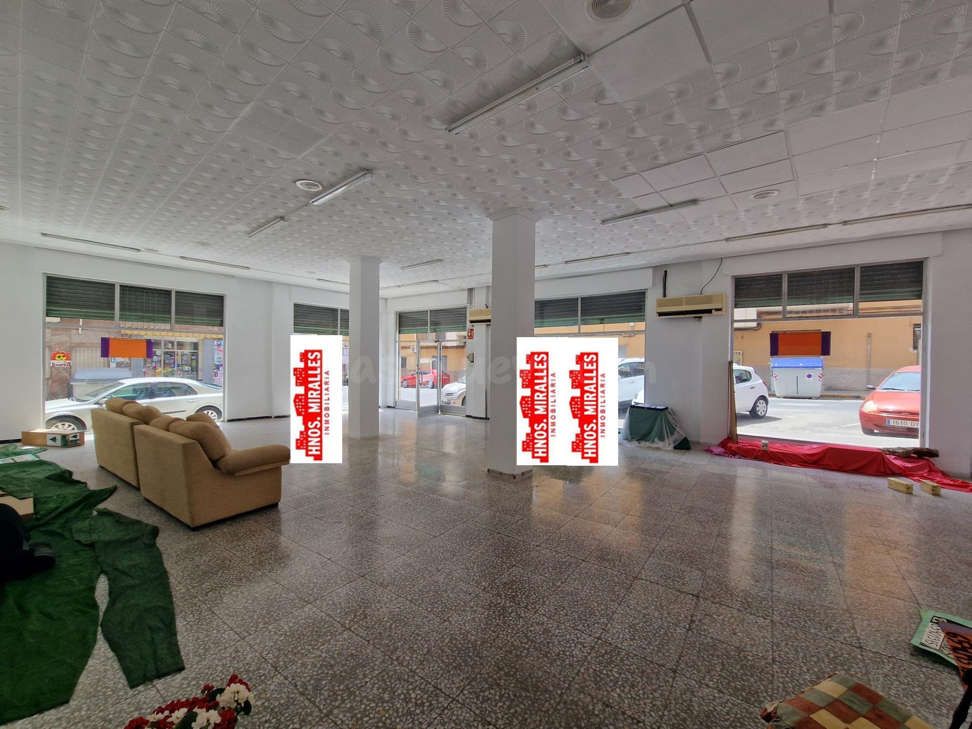 ¡¡ INTERESANTE LOCAL COMERCIAL DE ESQUINA CON CINCO ESCAPARA - foto 2