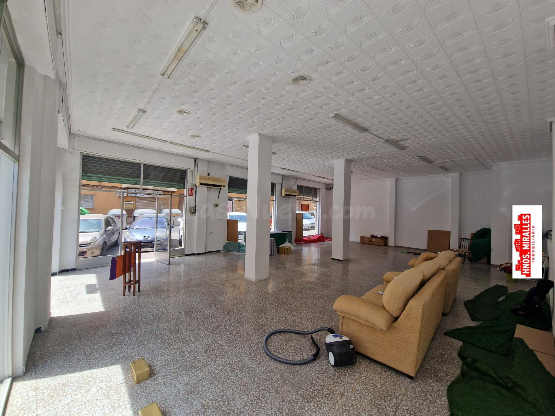 ¡¡ INTERESANTE LOCAL COMERCIAL DE ESQUINA CON CINCO ESCAPARA - foto 4